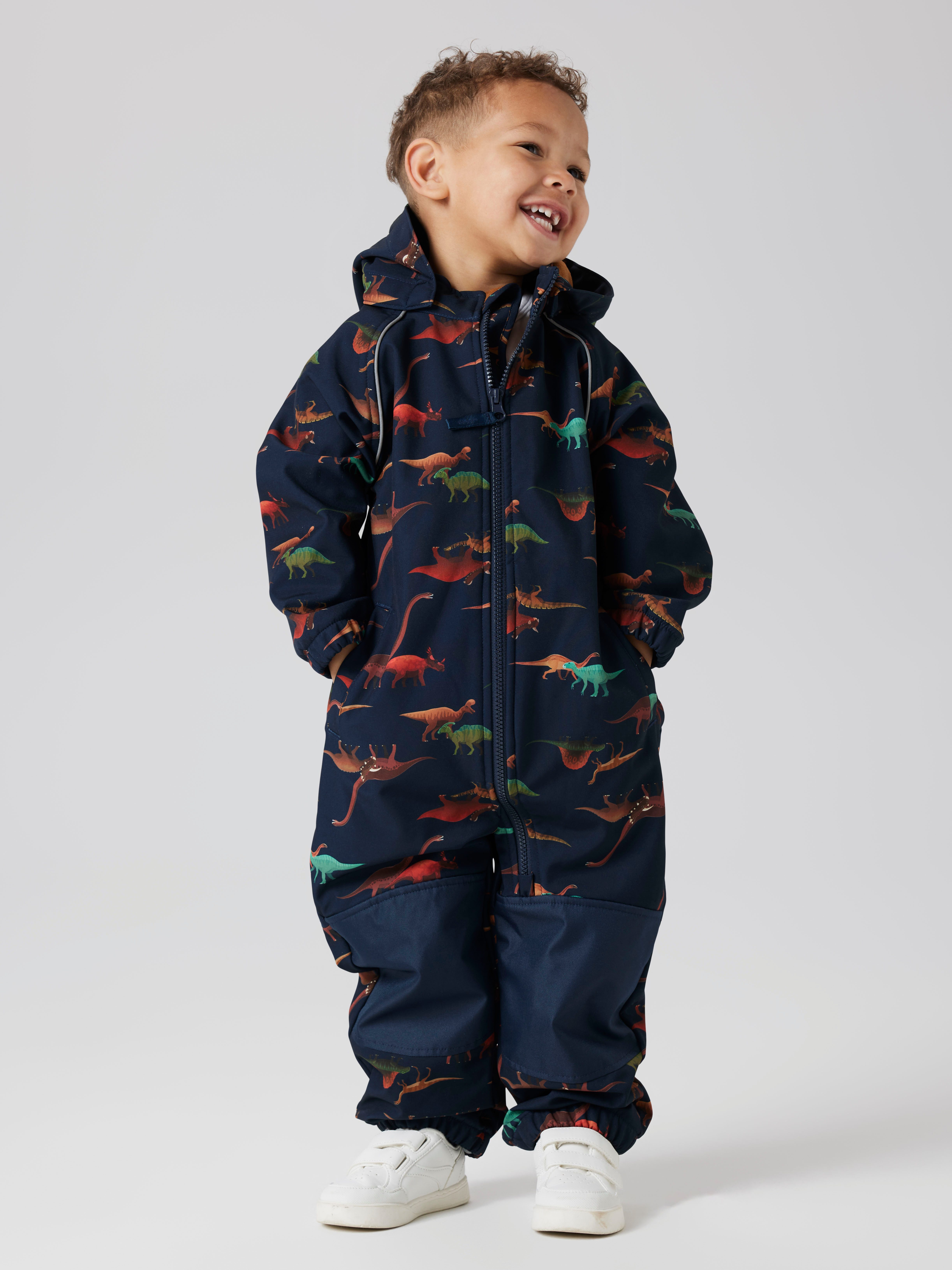 Name It Overall NMMALFA08 SOFTSHELL SUIT AOP 1FO NOOS mit dekorativen und reflektierenden Details