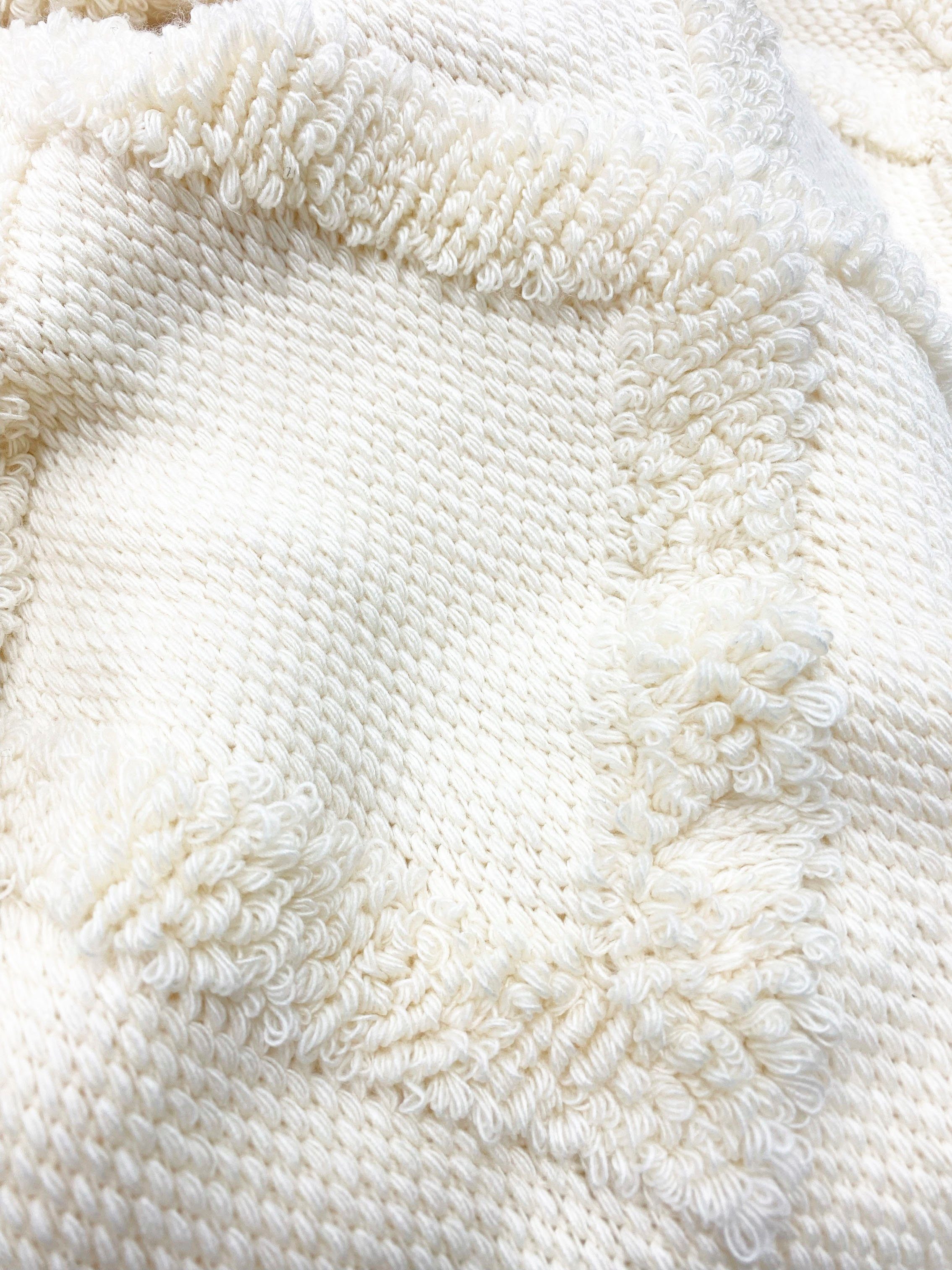 Primera Tagesdecke Kuscheldecke Boho, mit trendigen Bommeln