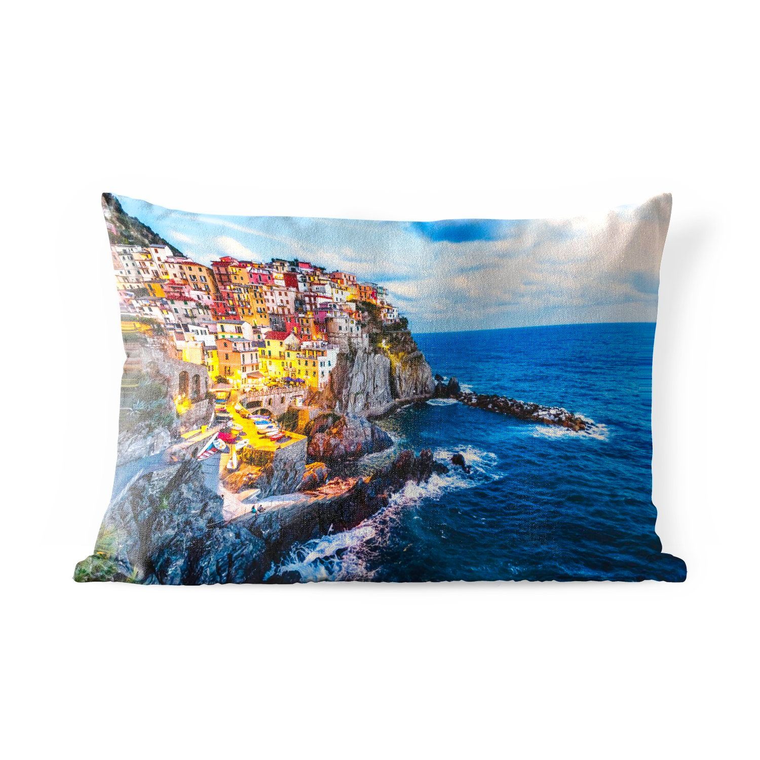 MuchoWow Dekokissen Cinque Terre beleuchtet in der Abenddämmerung in Italien, Outdoor-Dekorationskissen, Polyester, Dekokissenbezug, Kissenhülle