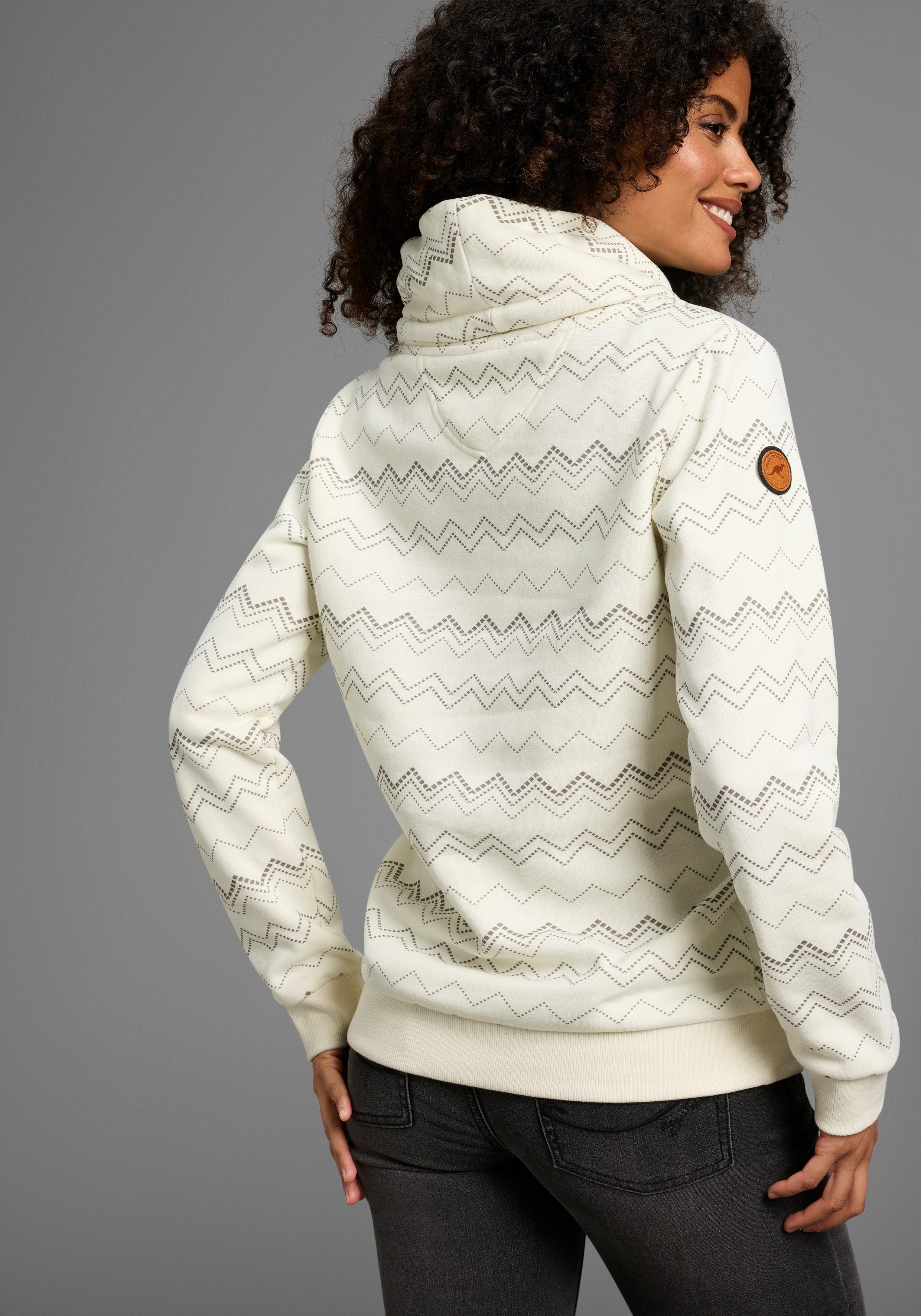KangaROOS Sweatshirt mit hohem Stehkragen, hüftbedeckende Länge, figurumspielende Passform