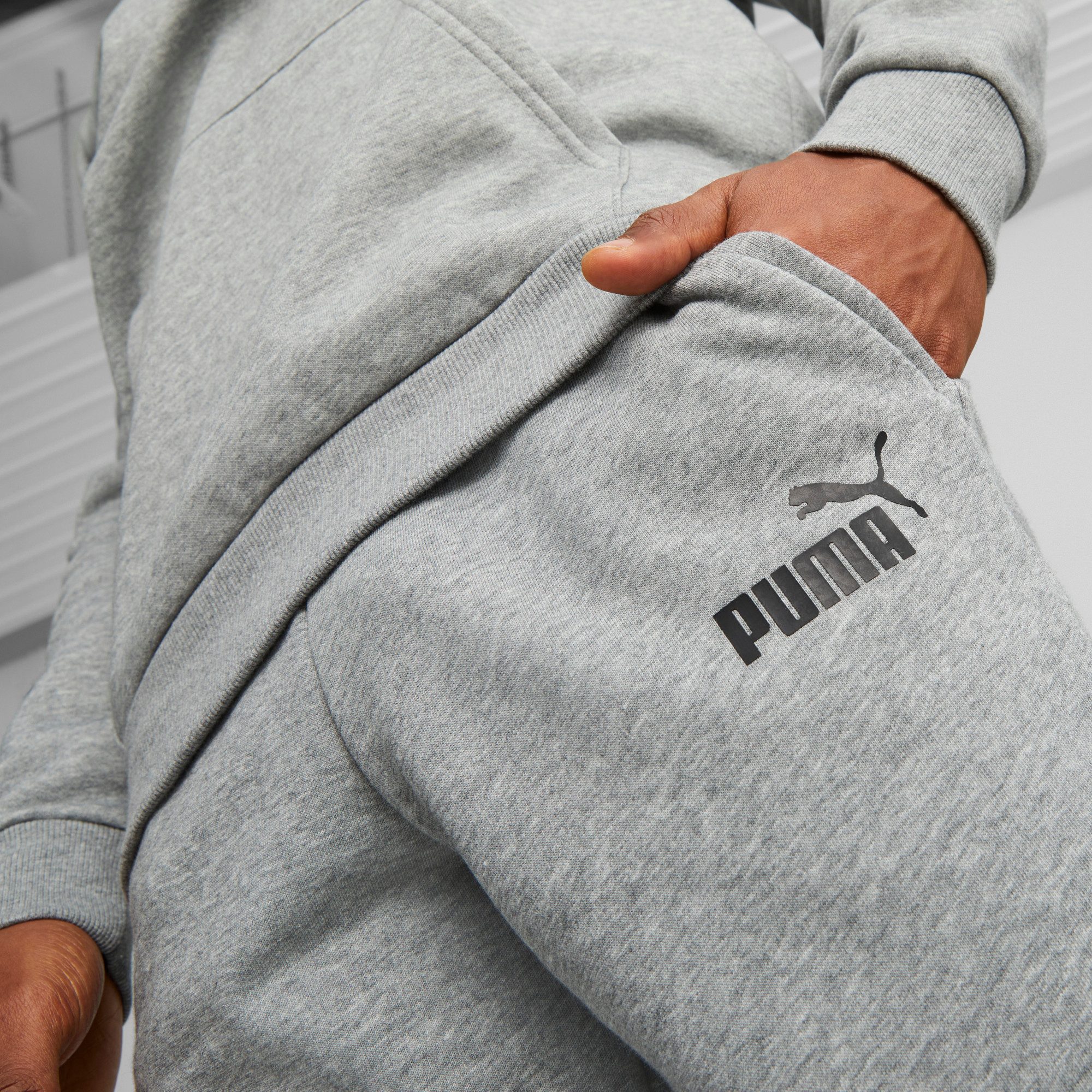 PUMA Jogginghose ESS LOGO PANTS TR CL für vielseitige Aktivitäten, aus French Terry, mit Eingrifftaschen