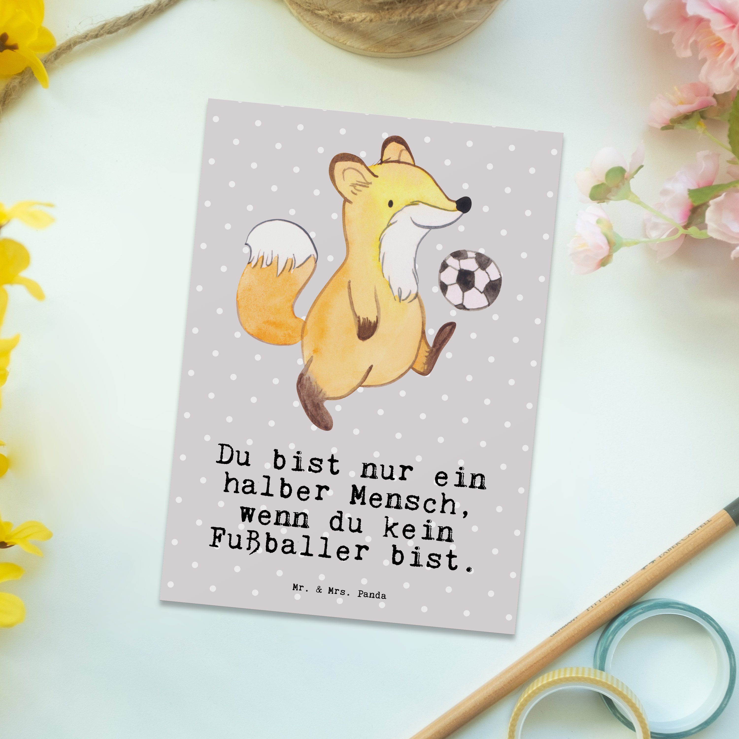 Mr. & Mrs. Panda Postkarte Fußballer mit Herz - Grau Pastell - Geschenk, Geschenkkarte, Kollege