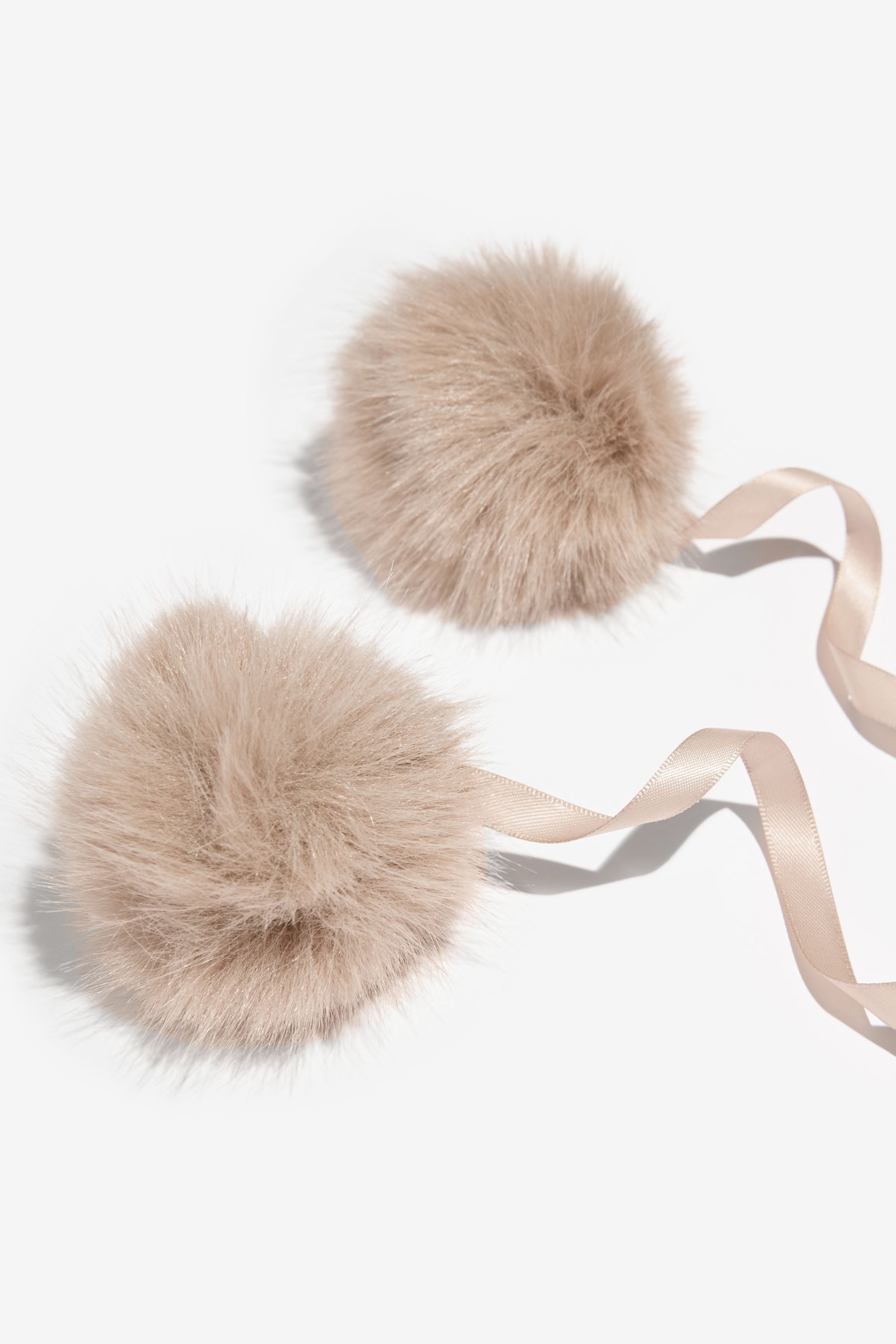 LIPSY Fellimitatmützen Lipsy Trappermütze mit Bommeln aus Kunstfell (1-St) günstig online kaufen