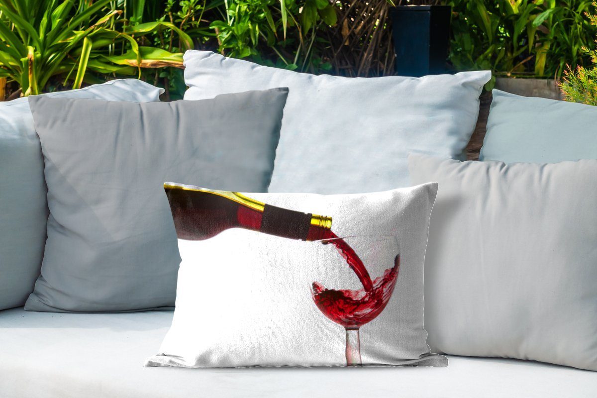 MuchoWow Dekokissen Rotwein gegossen, in Polyester, Weinglas ein Kissenhülle Outdoor-Dekorationskissen, Dekokissenbezug