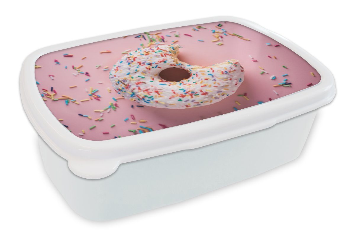 MuchoWow Lunchbox Nahaufnahme eines weißen Donuts mit farbigem Hagel, Kunststoff, (2-tlg), Brotbox für Kinder und Erwachsene, Brotdose, für Jungs und Mädchen