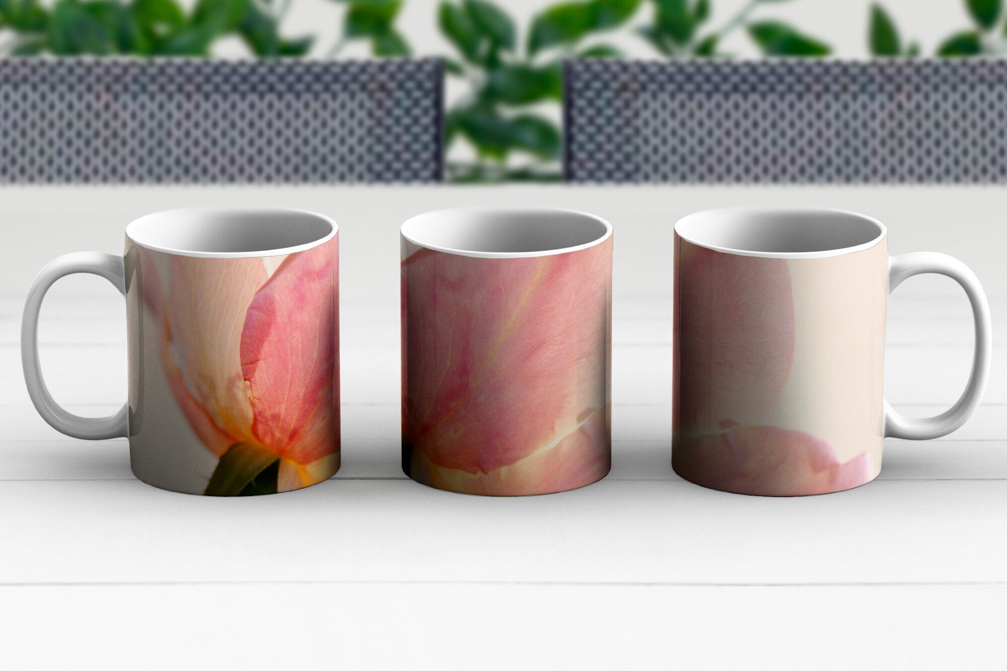 MuchoWow Tasse Eine noch junge Becher, Keramik, mit empfindliche Geschenk und Hintergrund, rosa Kaffeetassen, Teetasse, weißem Teetasse, Rose