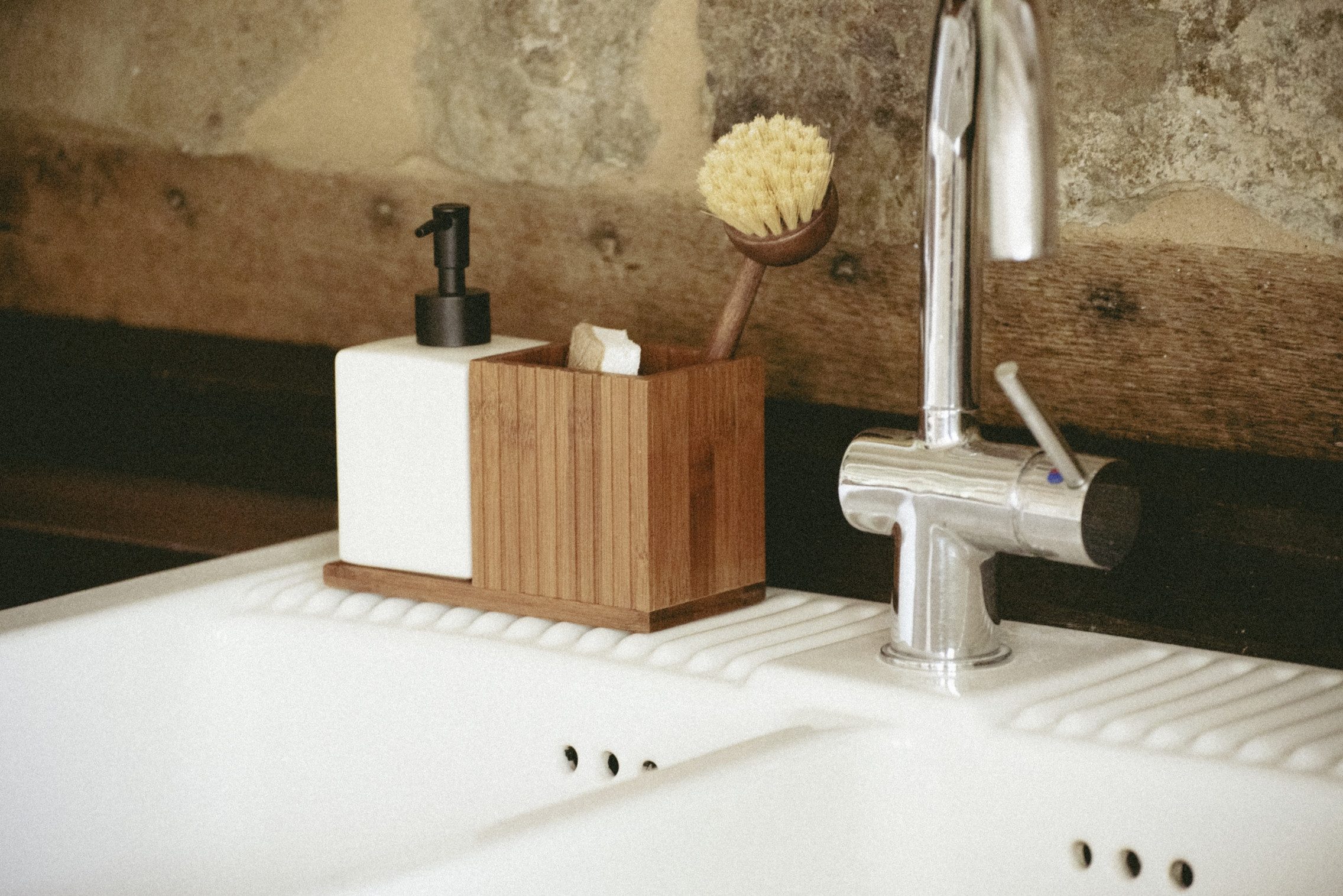 WENKO Spülmittelspender Modell Mera, mit Utensilienhalter, Keramik & geräucherter Bambus, Landhaus-Stil