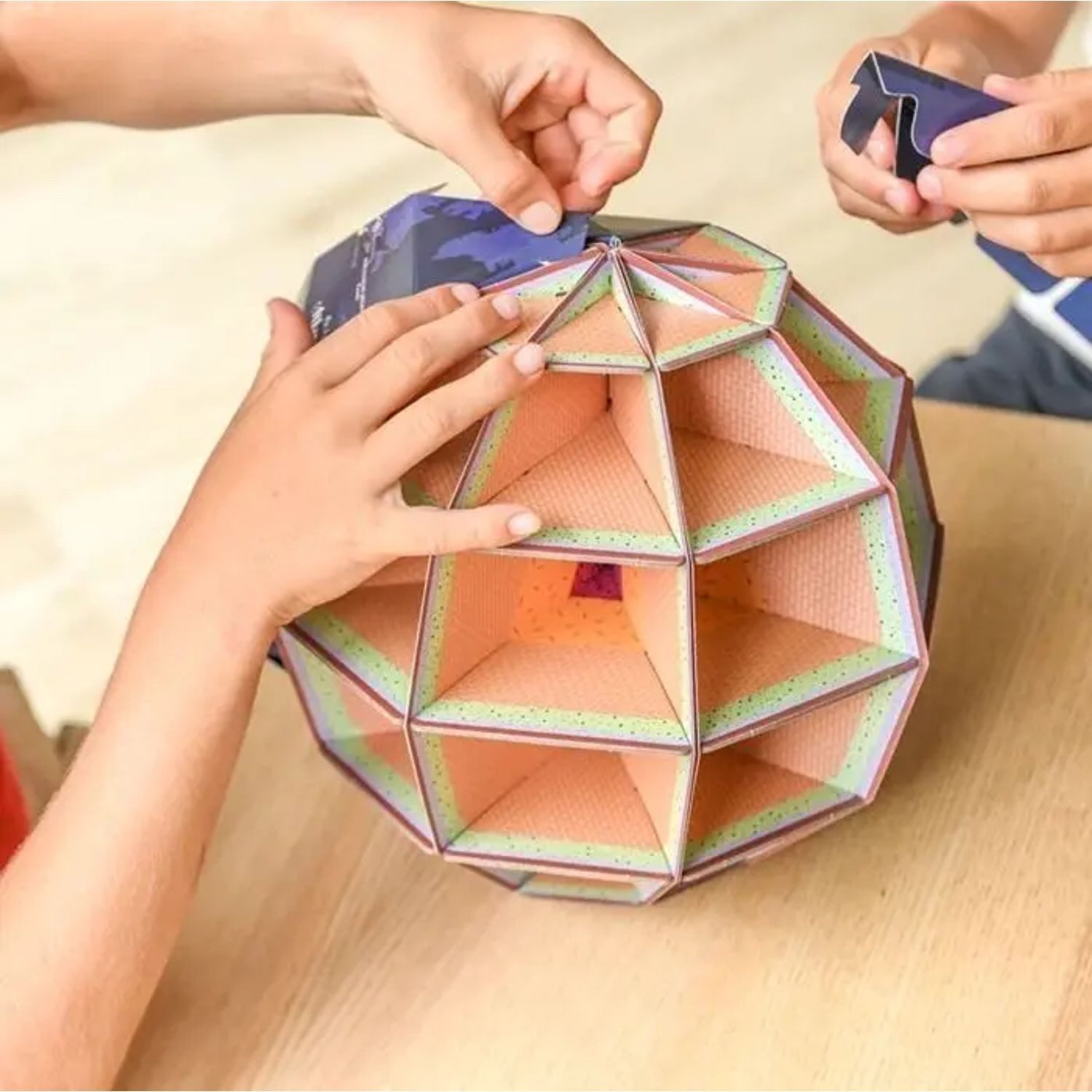 BrainBox Spiel POPPIK - Mein Bastel-Globus, Erde bei Nacht