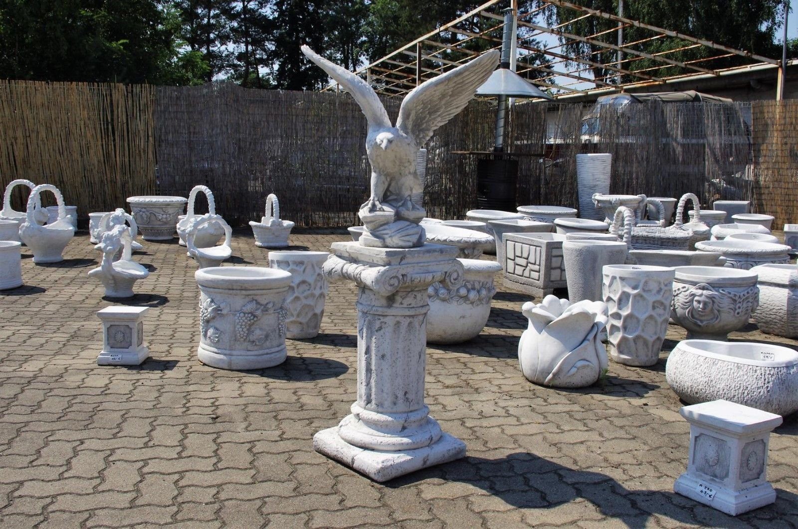 Antikes Wohndesign Gartenfigur Adler mit Standsäule Steinadler - Greifvogel Weiß Falke Grau Höhe