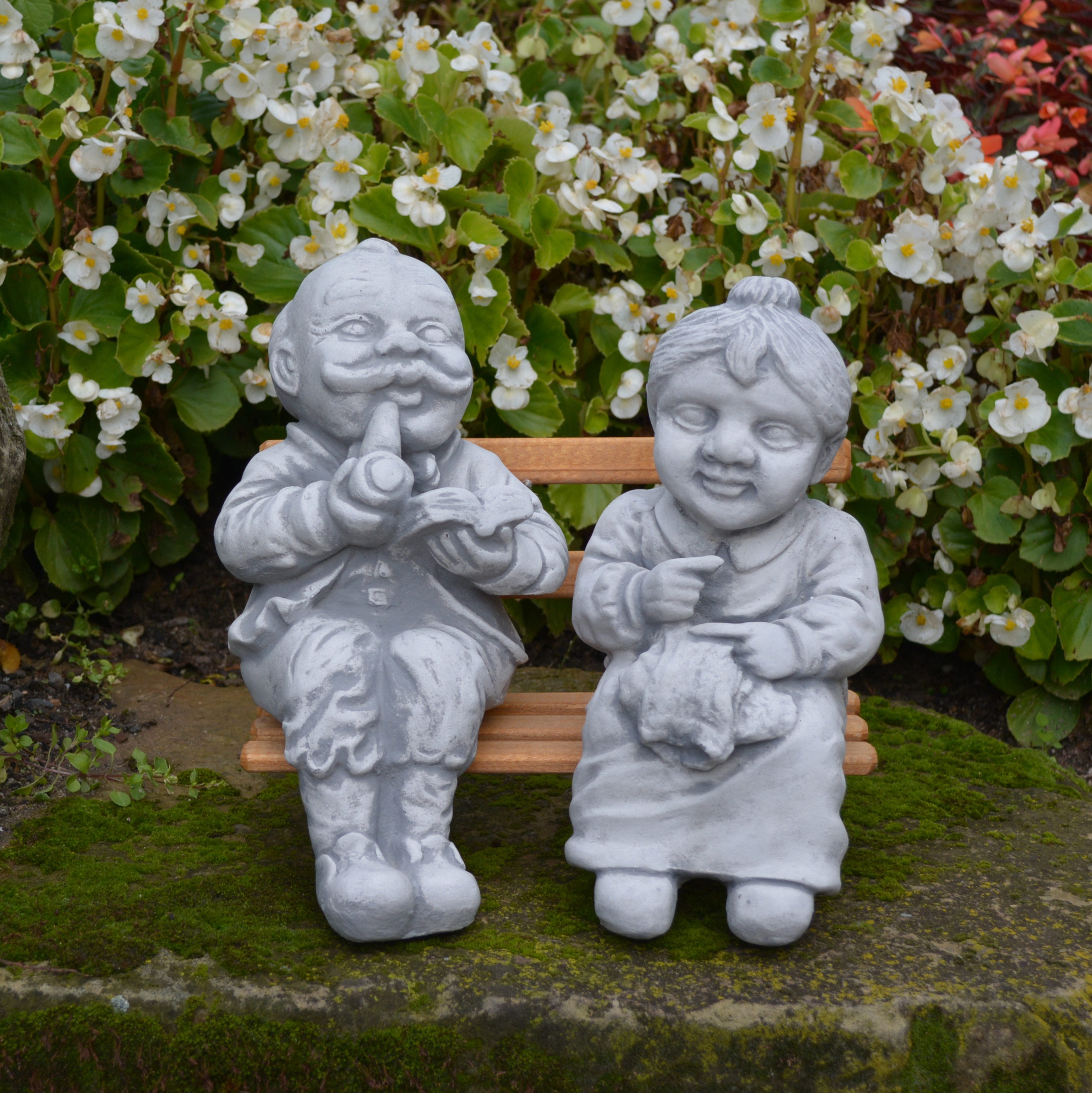 gartendekoparadies.de Gartenfigur Opa und Oma auf Einer Bank im Garten, H. 25 cm, 6 kg, Frostsicher