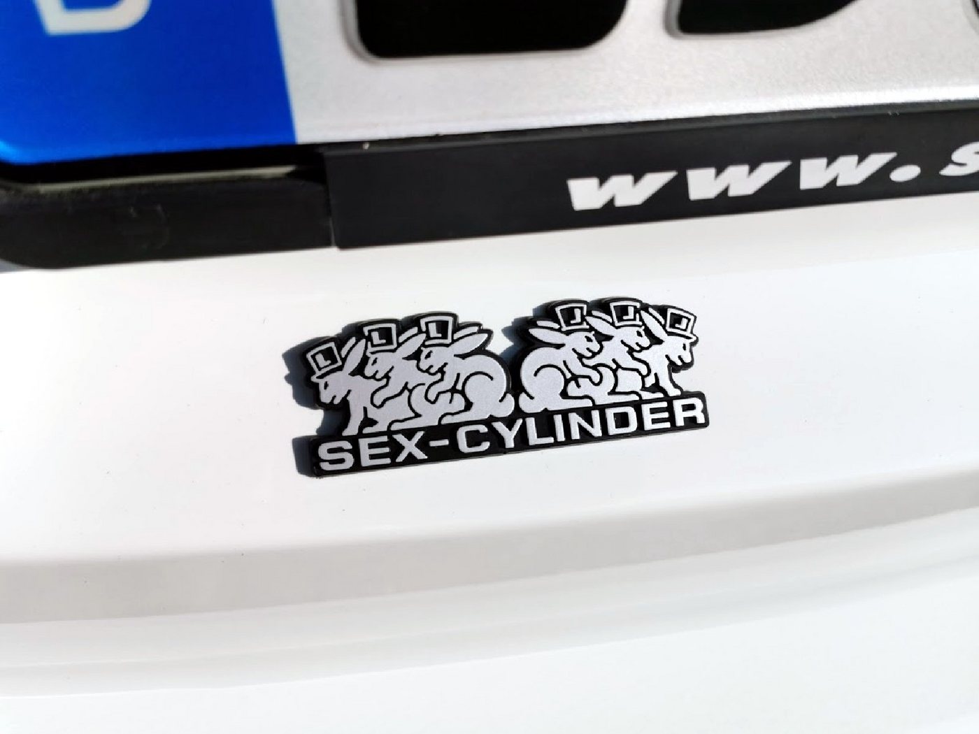 Thumbnail - HR Autocomfort Typenschild SEX CYLINDER Auto Relief Schild Emblem selbstklebend silbergrau 9 cm