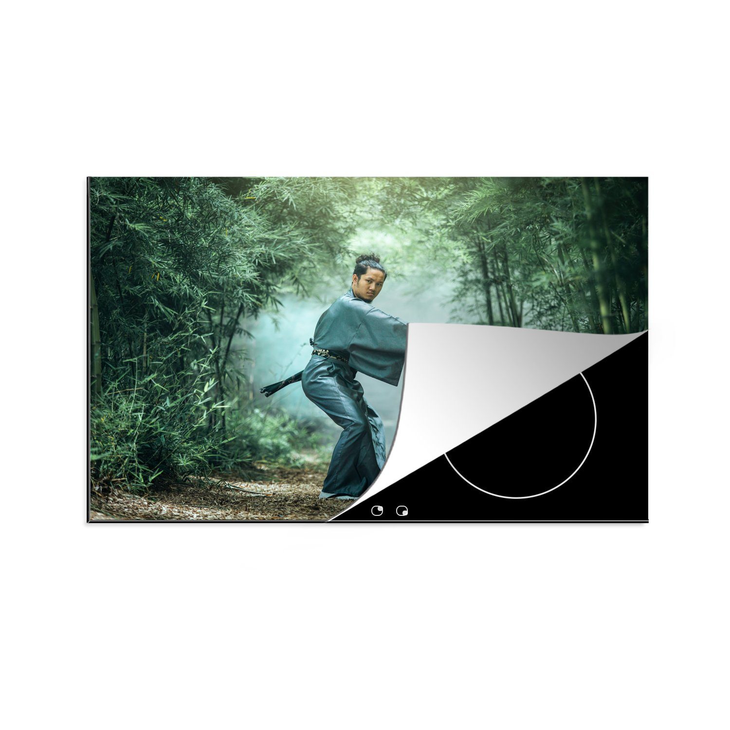 MuchoWow Herdblende-/Abdeckplatte Samurai in einer Umgebung mit Bäumen, Vinyl, (1 tlg), 81x52 cm, Induktionskochfeld Schutz für die küche, Ceranfeldabdeckung