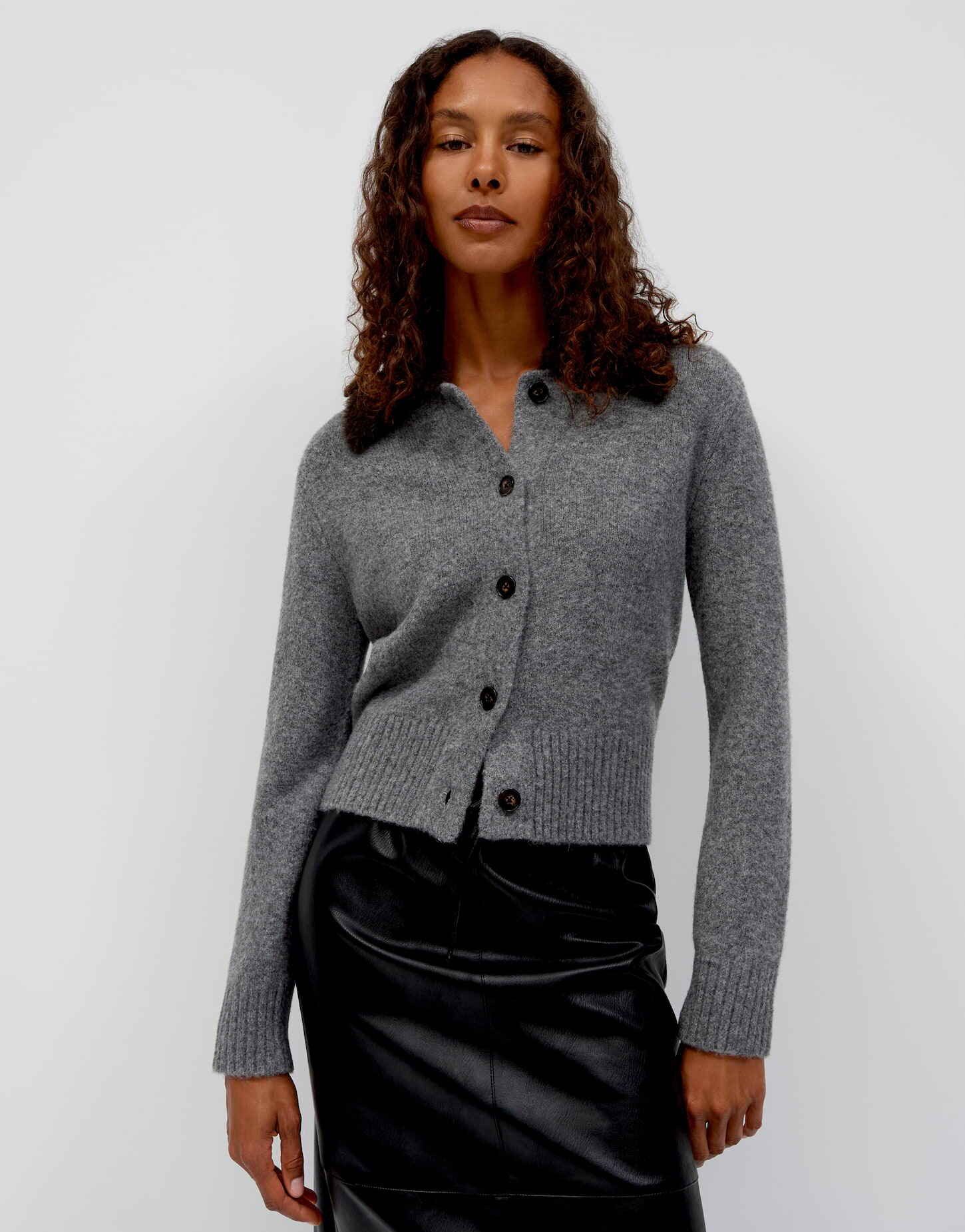 OPUS Strickjacke Dofur aus weichem Strick Verkürzte Länge mit geradem Schnitt und wandelbarem Kragen