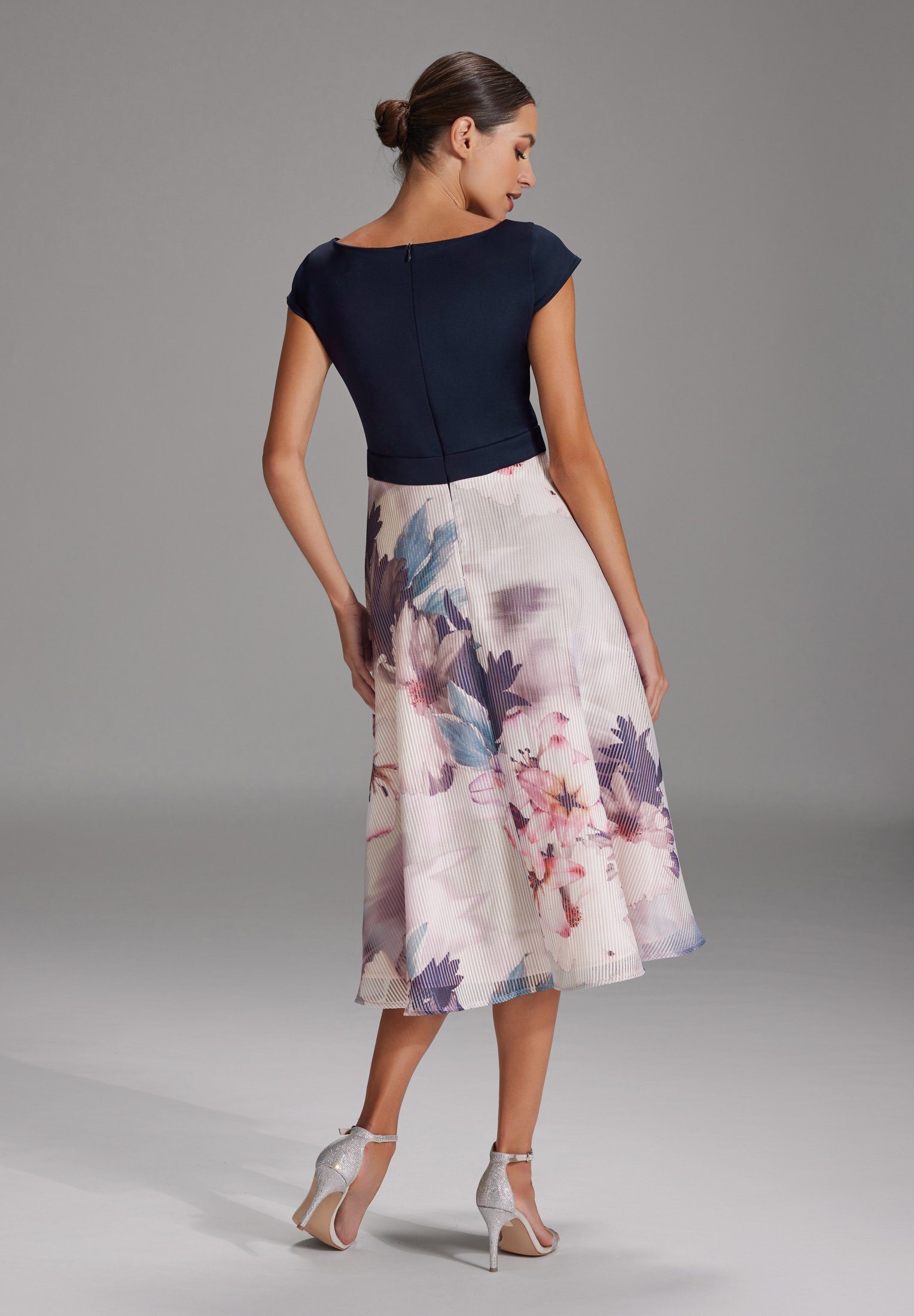 SWING Cocktailkleid Taillierter Schnitt mit ausgestelltem günstig online kaufen