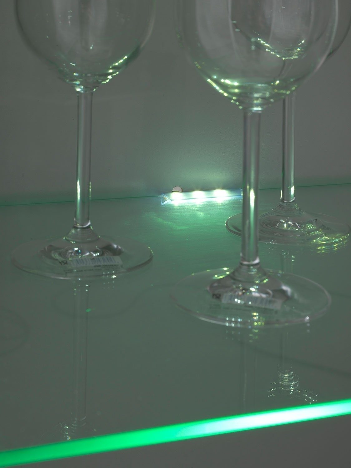 Bega Consult Vitrine LED-Beleuchtung Hochglanz, mit Betondekor, 92 194 cm, x STONE, Weiß