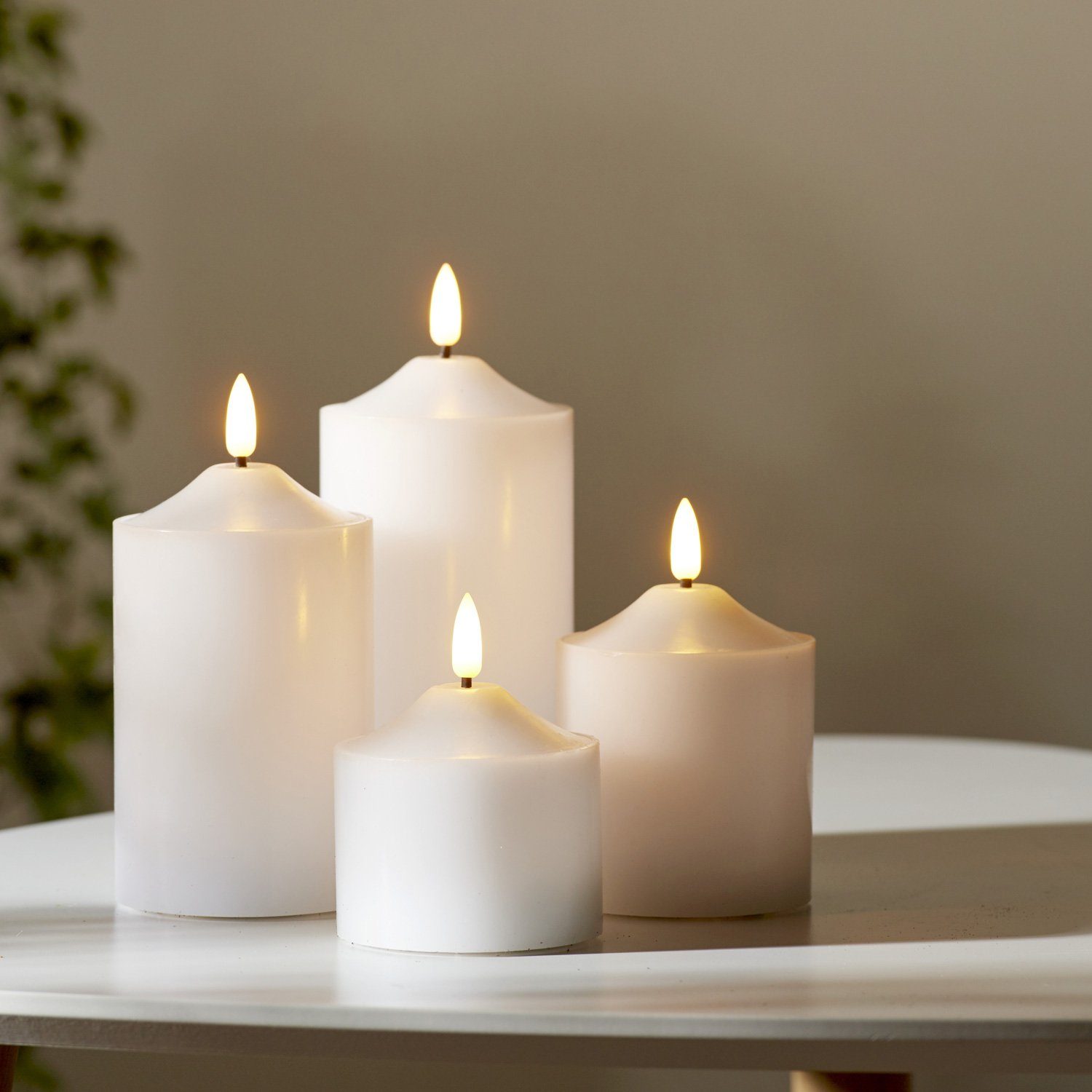 STAR TRADING LED-Kerze Flamme Echtwachs warmweiße 3D Flamme H: 12cm Batterie Timer weiß, LED Classic, warmweiß (2100K bis 3000K)