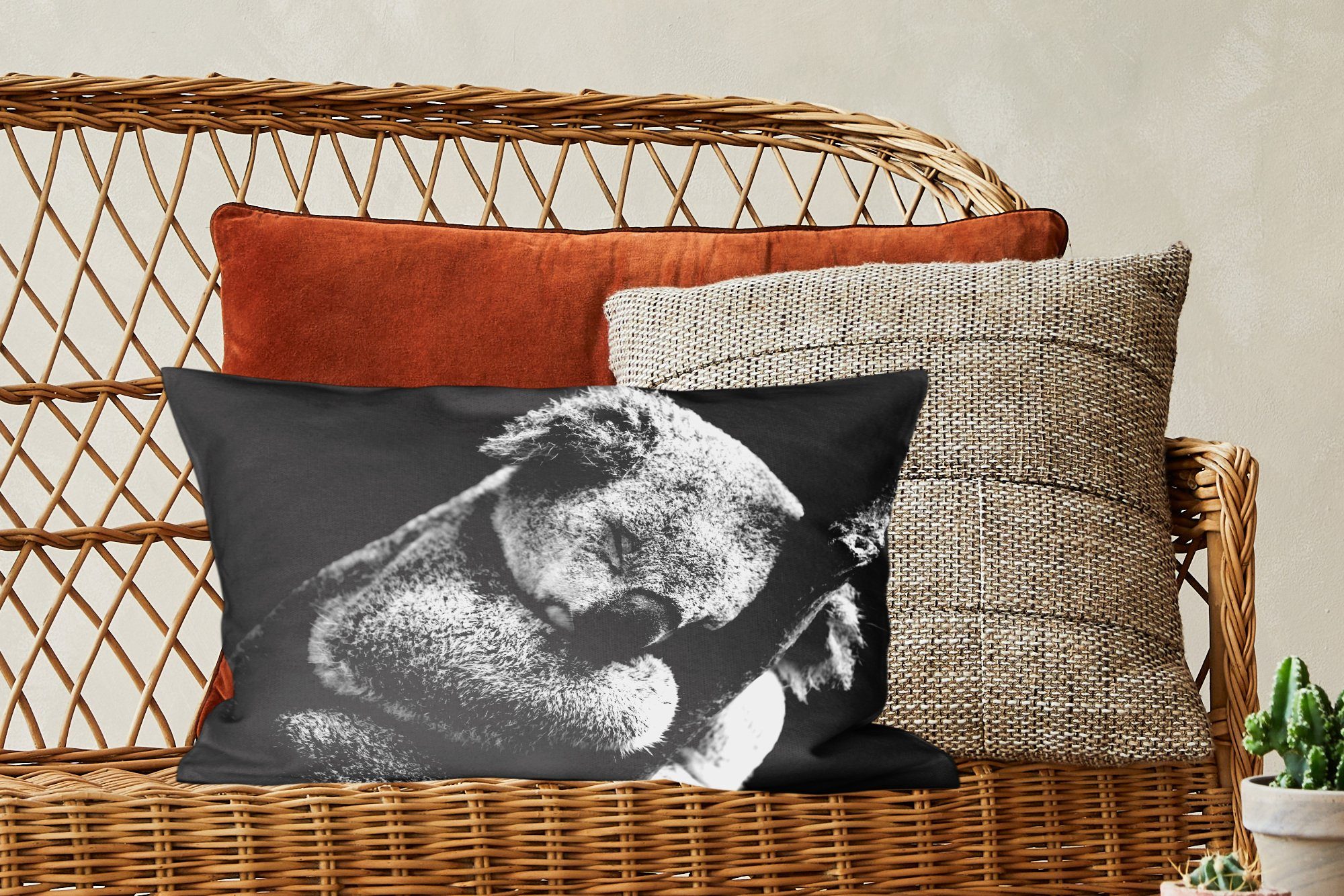 MuchoWow Schlafzimmer mit Füllung, Zierkissen, Dekokissen Dekokissen Dekoration, auf schwarzem Hintergrund, Wohzimmer Schlafender Koala