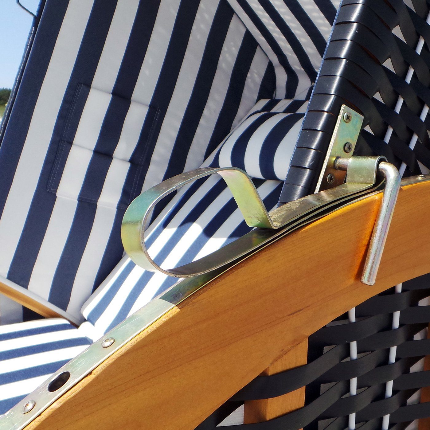 Swing&Harmonie Strandkorb XXL inkl. Abdeckcover Luxus mit 4 Kissen, Klapptische, Zeitungsfächer, Volllieger, Ostsee-Modell, mit LED Beleuchtung und Solarmodul – Bild 4 von 5