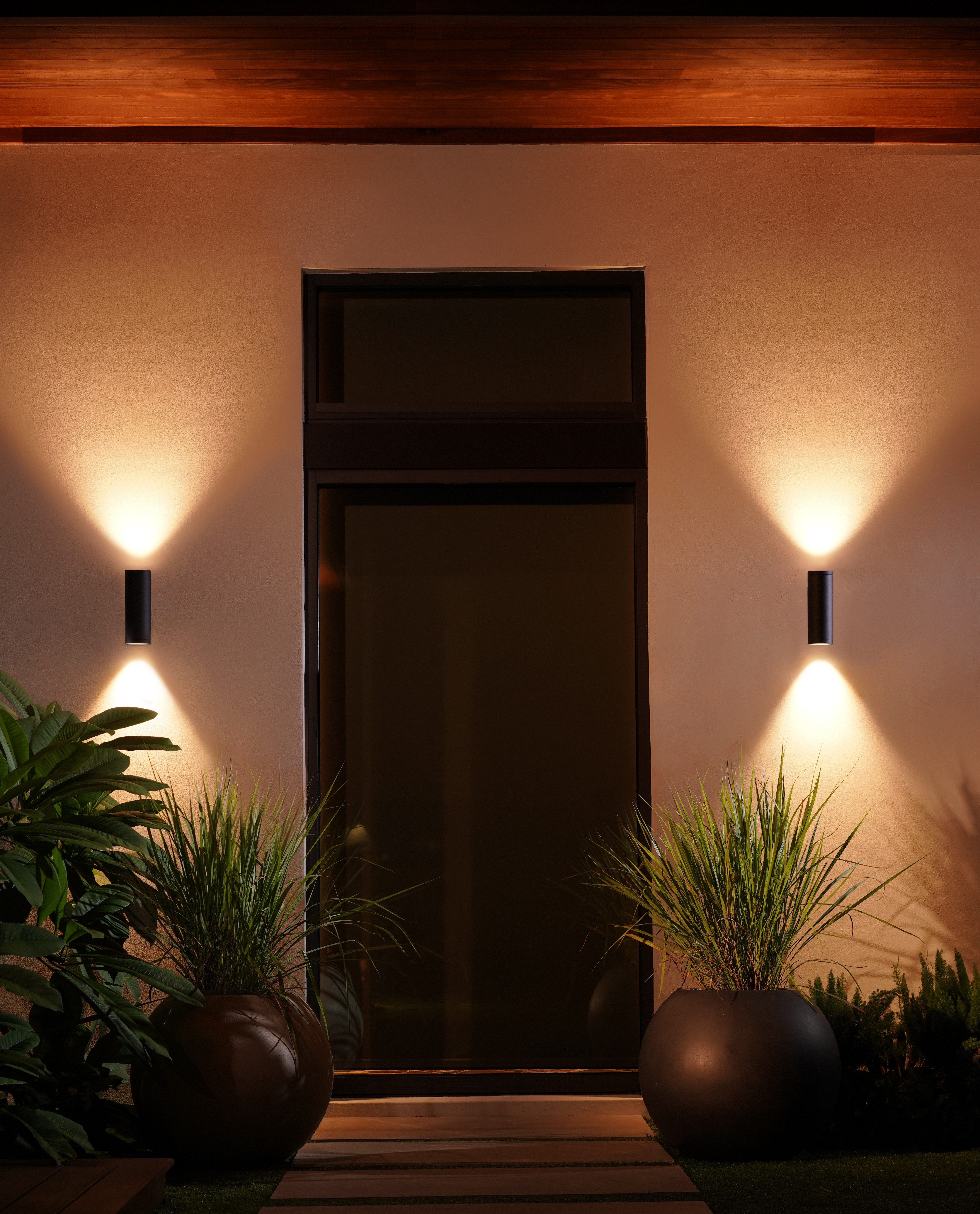 Philips Hue Außen-Wandleuchte White & Color Ambiance Appear Wandleuchte rund schwarz, Abschaltautomatik, Bluetooth, CCT - über Fernbedienung, Dimmfunktion, Farbsteuerung, Farbwechsel, Leuchtdauer einstellbar, Memoryfunktion, Nachtlichtfunktion, RGB, Smart Home, Timerfunktion, dimmbar über Fernbedienung, erweiterbar, mehrere Helligkeitsstufen, LED fest integriert, RGB, Outdoor