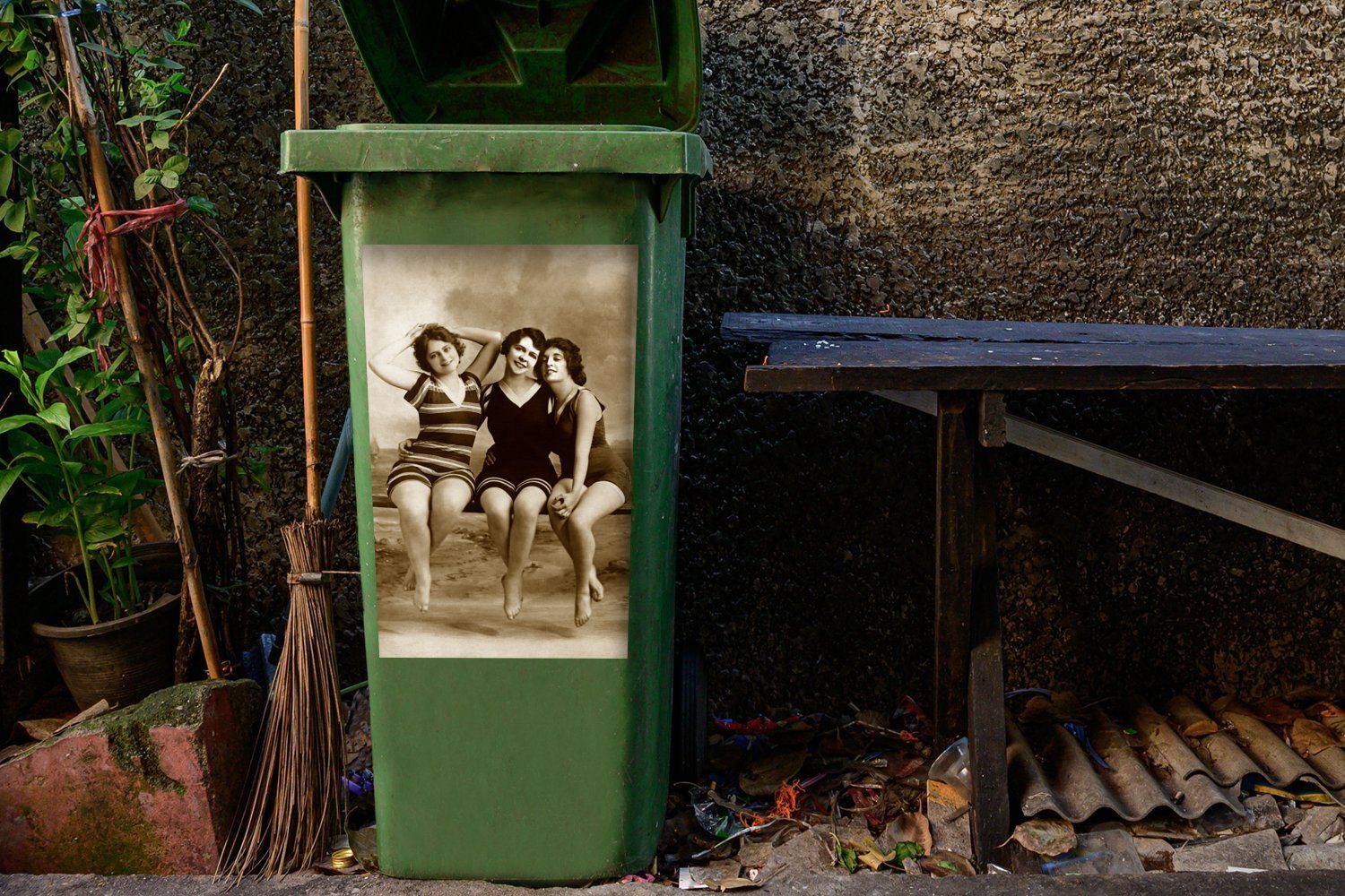 Badeanzug Mülltonne, Wandsticker Mülleimer-aufkleber, Sepia (1 Abfalbehälter Frauen - St), - Container, Sticker, MuchoWow