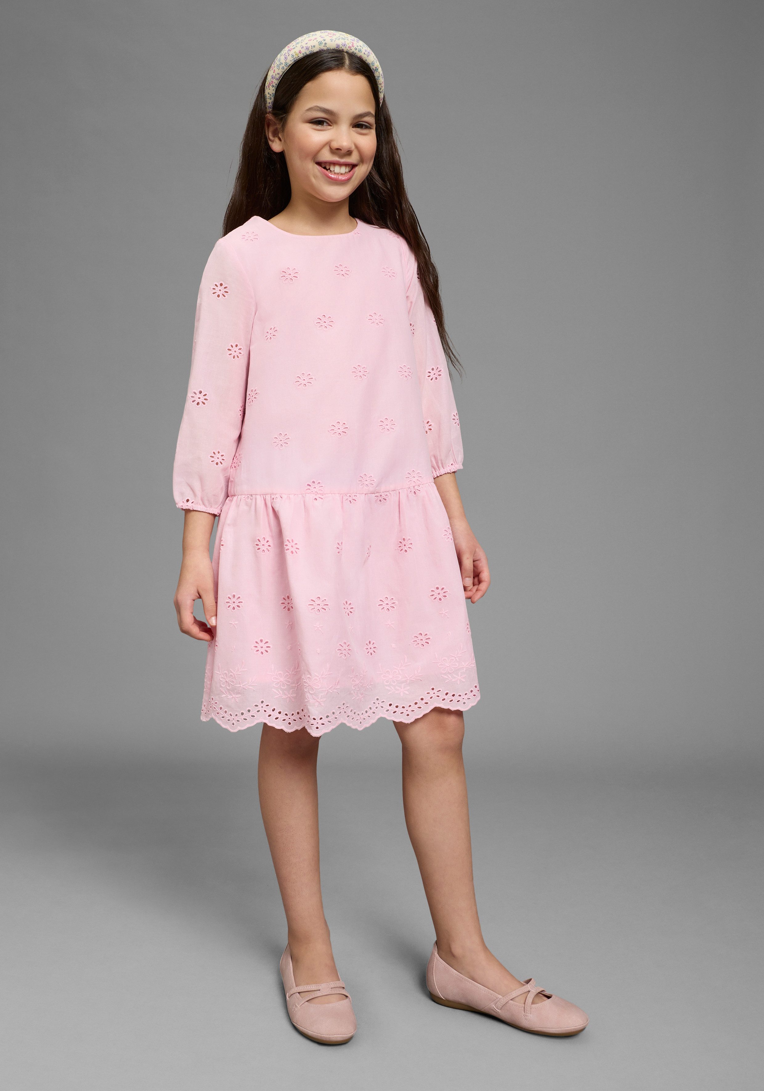 KIDSWORLD Spitzenkleid Kleid mit Lochstickerei für Mädchen aus Popeline und Web-Material, mit ausgestellter Passform