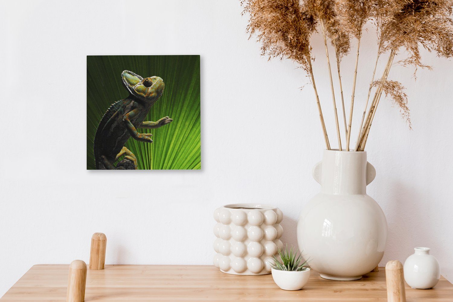 Blatt, OneMillionCanvasses® Bilder St), einem Schlafzimmer Chamäleon Wohnzimmer für grünen Leinwandbild (1 mit Leinwand