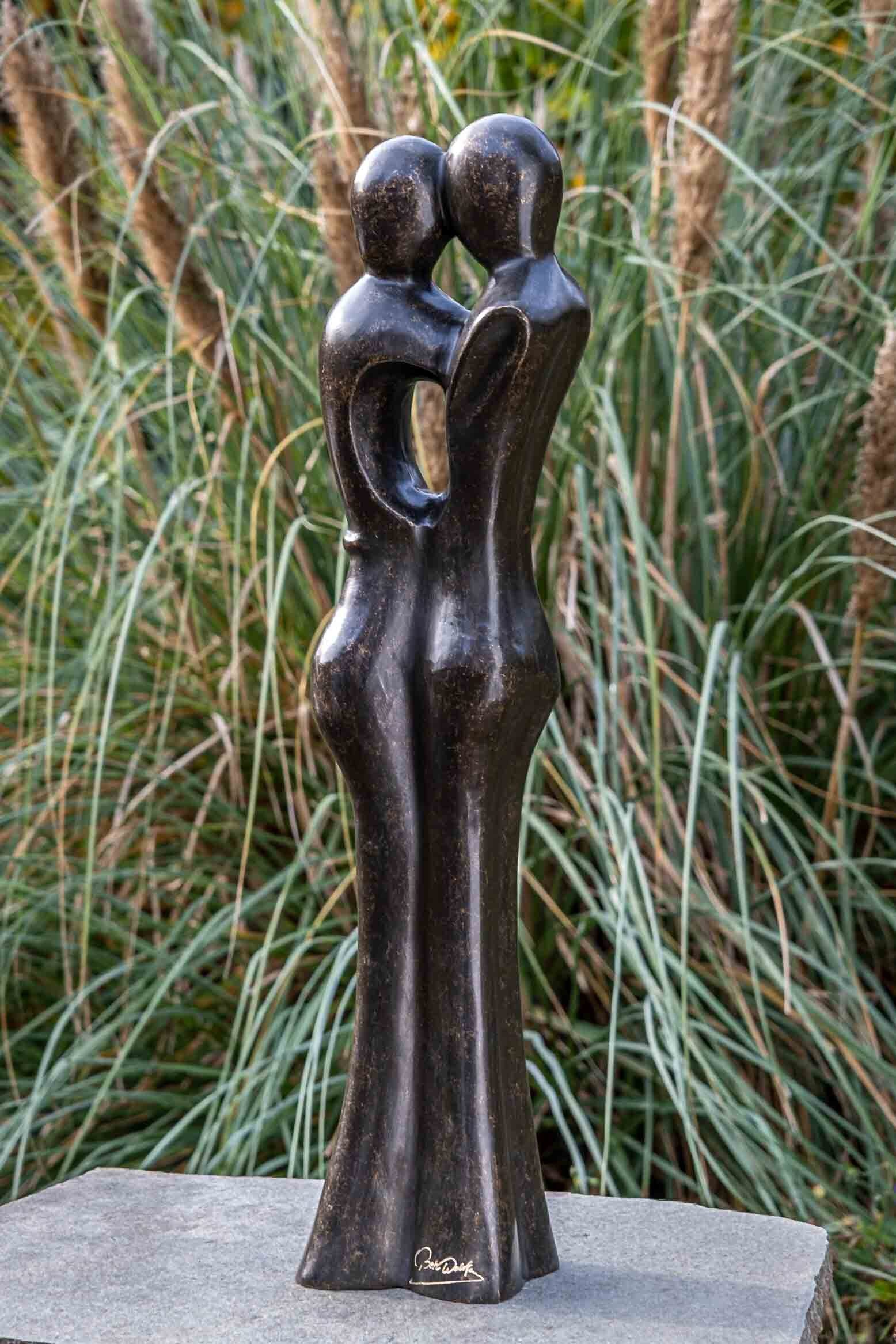 IDYL Gartenfigur IDYL Bronze-Skulptur Abstraktes Paar, Witterungsbeständig gegen Frost, Regen und UV-Strahlung.