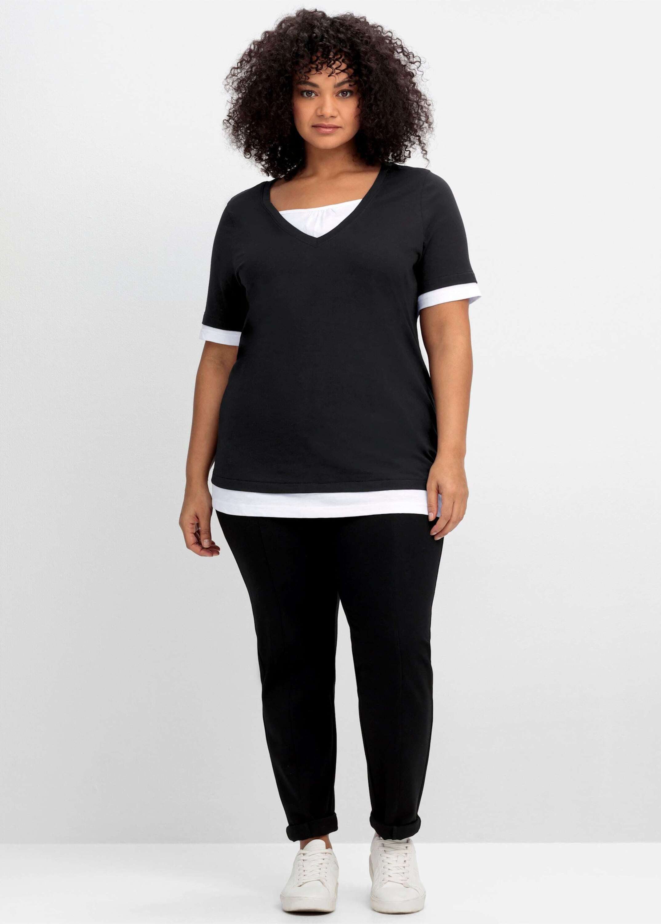 Sheego T-Shirt 2-in-1-Shirt Kurzarm in 2-in-1-Optik, mit V-Ausschnitt günstig online kaufen