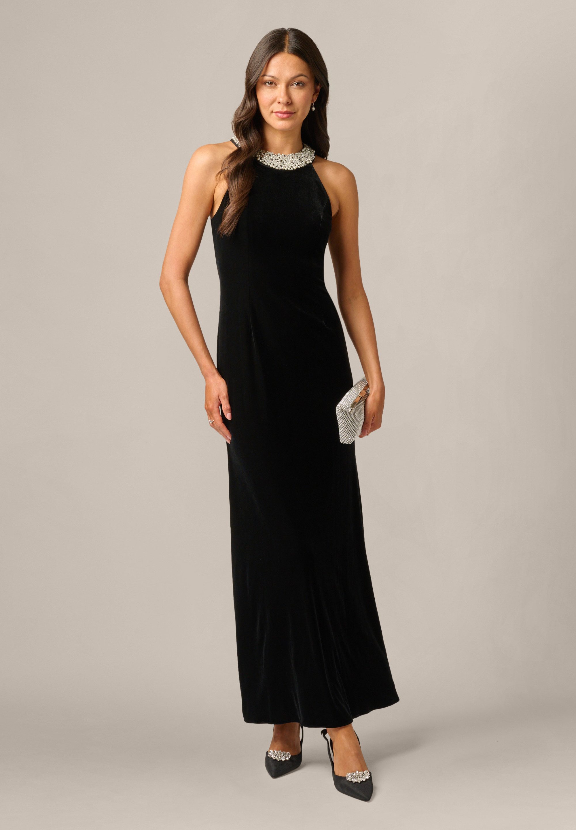 Adrianna Papell Abendkleid Beaded Halter Velvet Gown Ein klassisches Abendkleid aus Samt im Vintage-Glamour-Stil – Bild 3 von 5