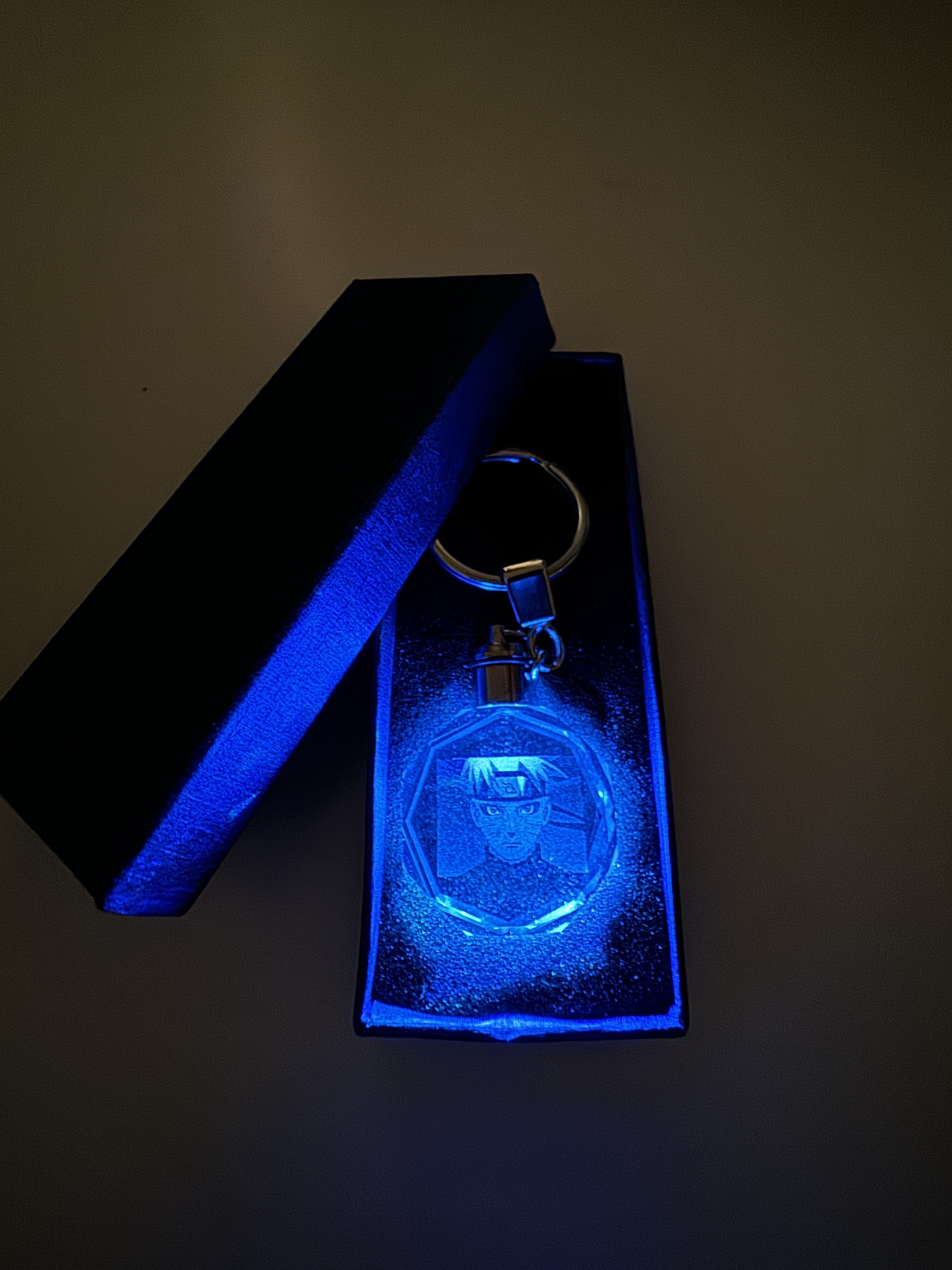 Stelby Schlüsselanhänger NarutoMulticolor Schlüsselanhänger mit Geschenkbox (Perfekt für Geburtstage und Weihnachten, Robustes Glasmaterial, leuchtet in 5 Farbe – Bild 5 von 5