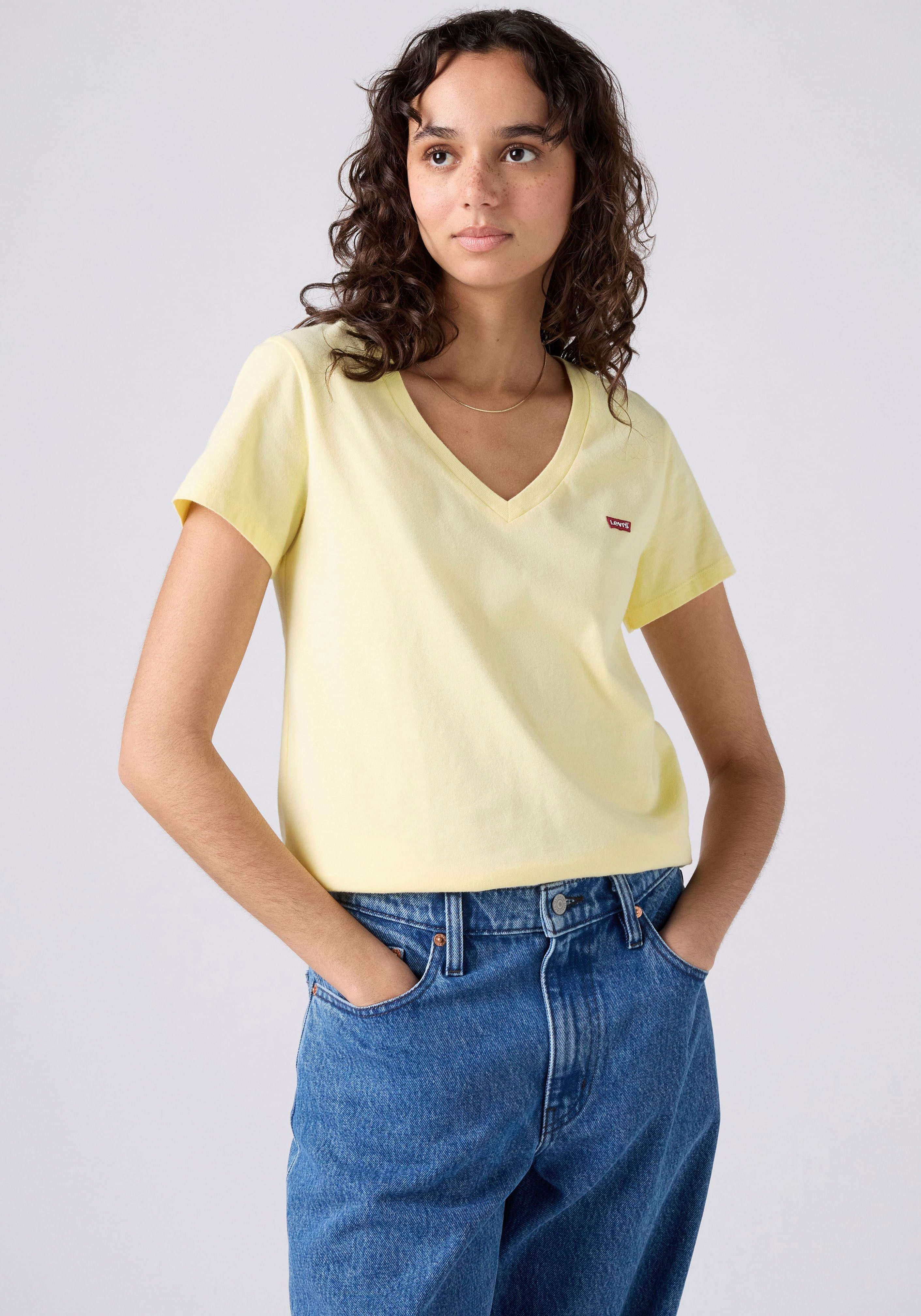 Levi's® V-Shirt Perfect Tee mit kleinem Batwing- Logo