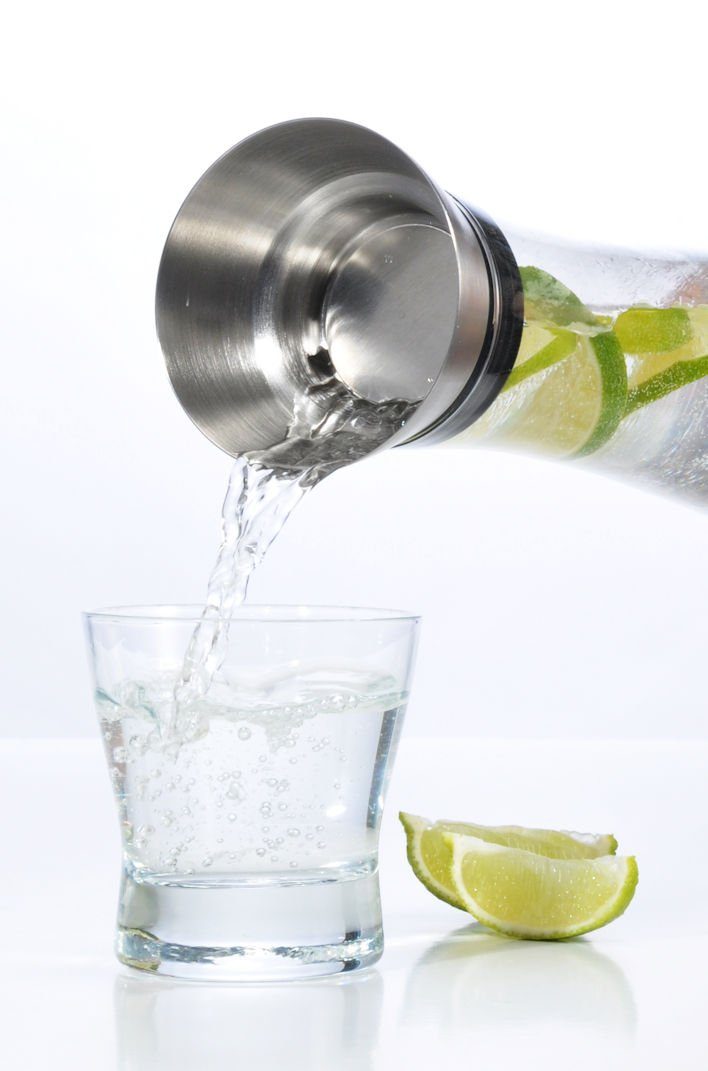 Spetebo Wasserkaraffe Glas Karaffe mit Ausgießer - 1 Liter, (1 Karaffe, 1-tlg., Wasserkaraffe aus Glas), mit Sieb und Ausgießer