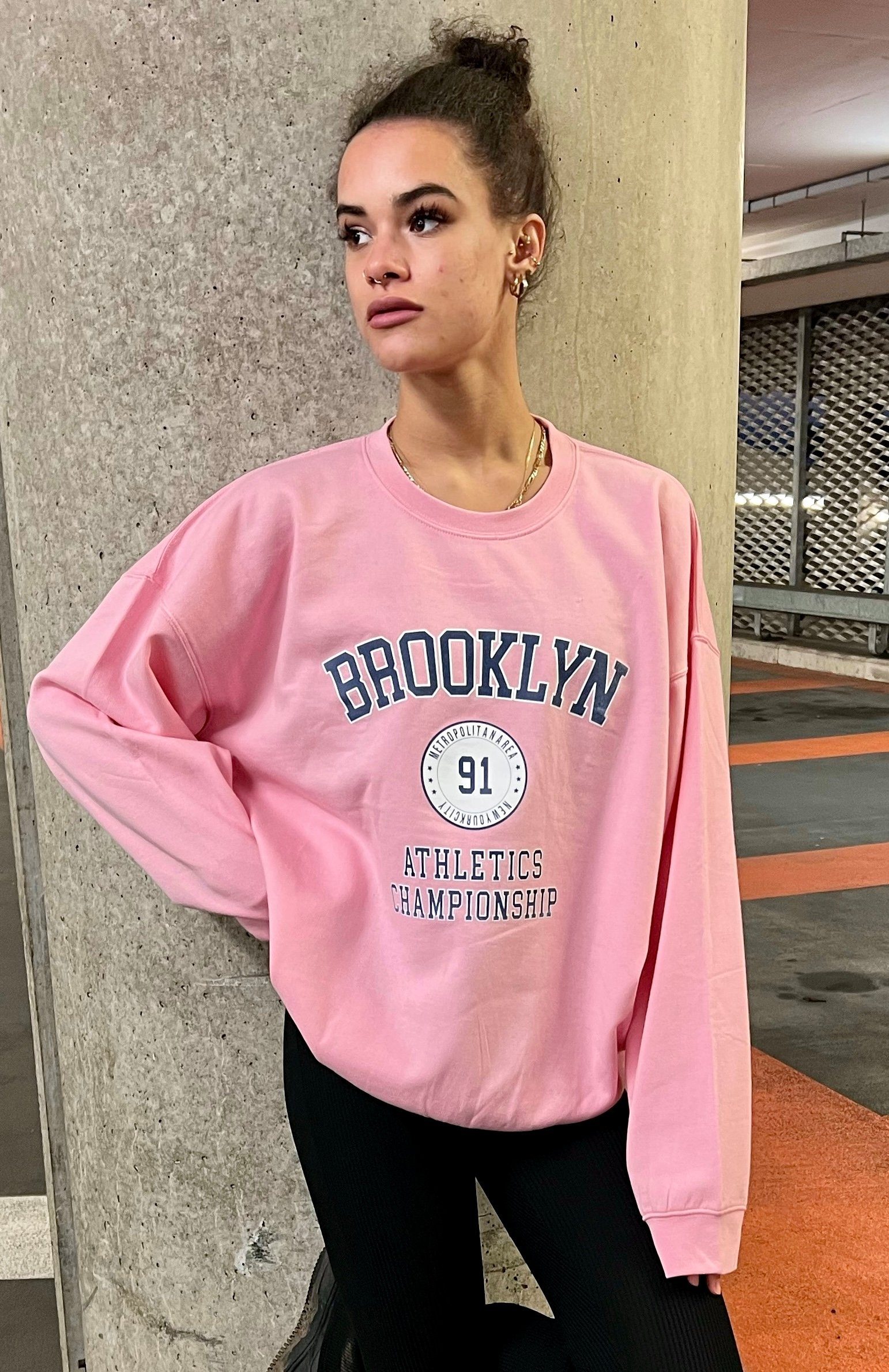 Lounge Worldclassca Sport Shirt Blogger Oversized Pullover Uni Schriftzug College BROOKLYN S-L Damen Sweater Bedruckt Rosa Farben Langarmshirt Longsweatshirt Worldclassca Oberteil Sweatshirt Homewear Pulli NEU Mädchen Freizeit