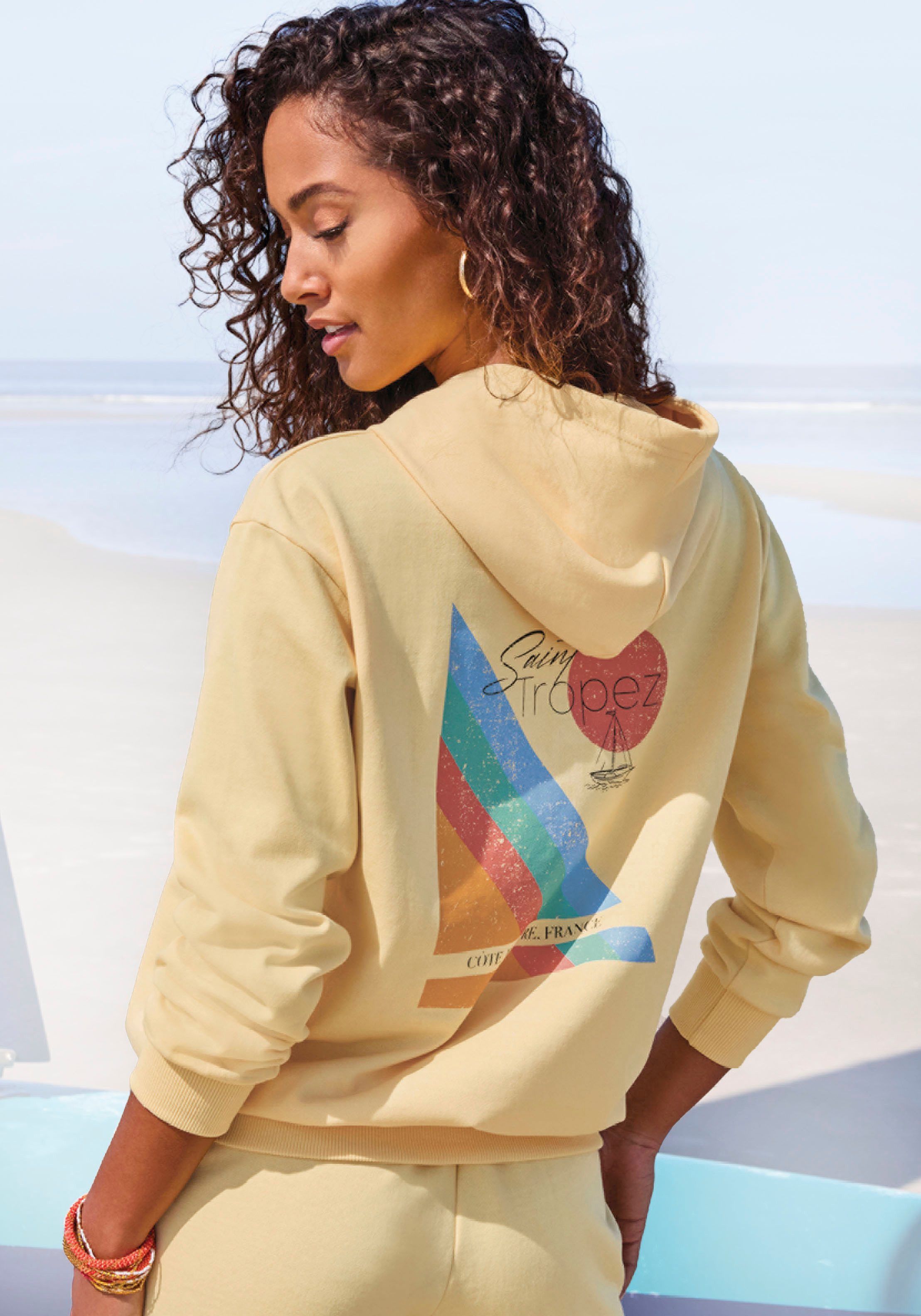 Bench. Kapuzenpullover mit großem Printdruck auf dem Rücken, Loungewear