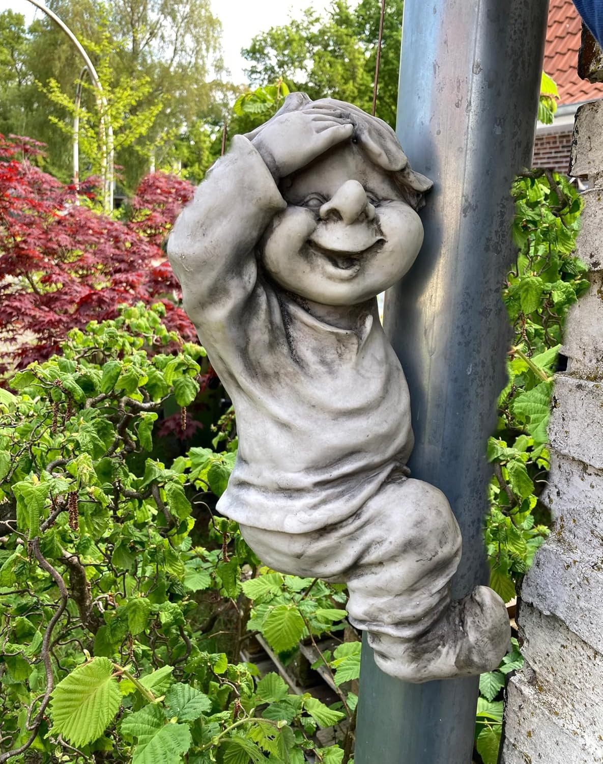 Fachhandel Plus Dekofigur Wichtel kletternder Gnom lustige Gartendeko Gartenfigur Troll (1 St), ausgefallene Gartendekoration