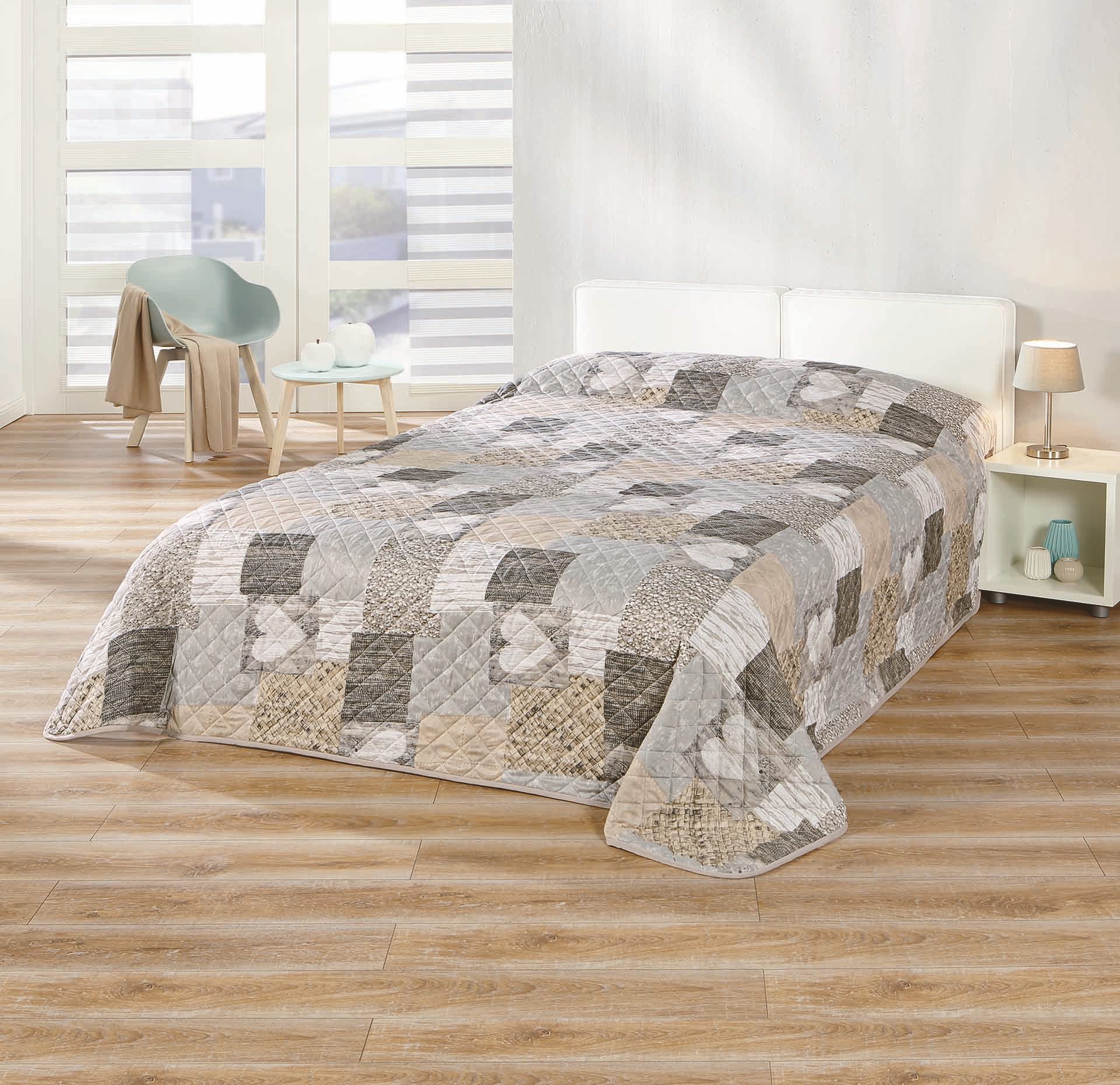Delindo Lifestyle Tagesdecke Herzen, Patchwork Bettüberwurf, weich wattiert und aufwändig gesteppt – Bild 5 von 5