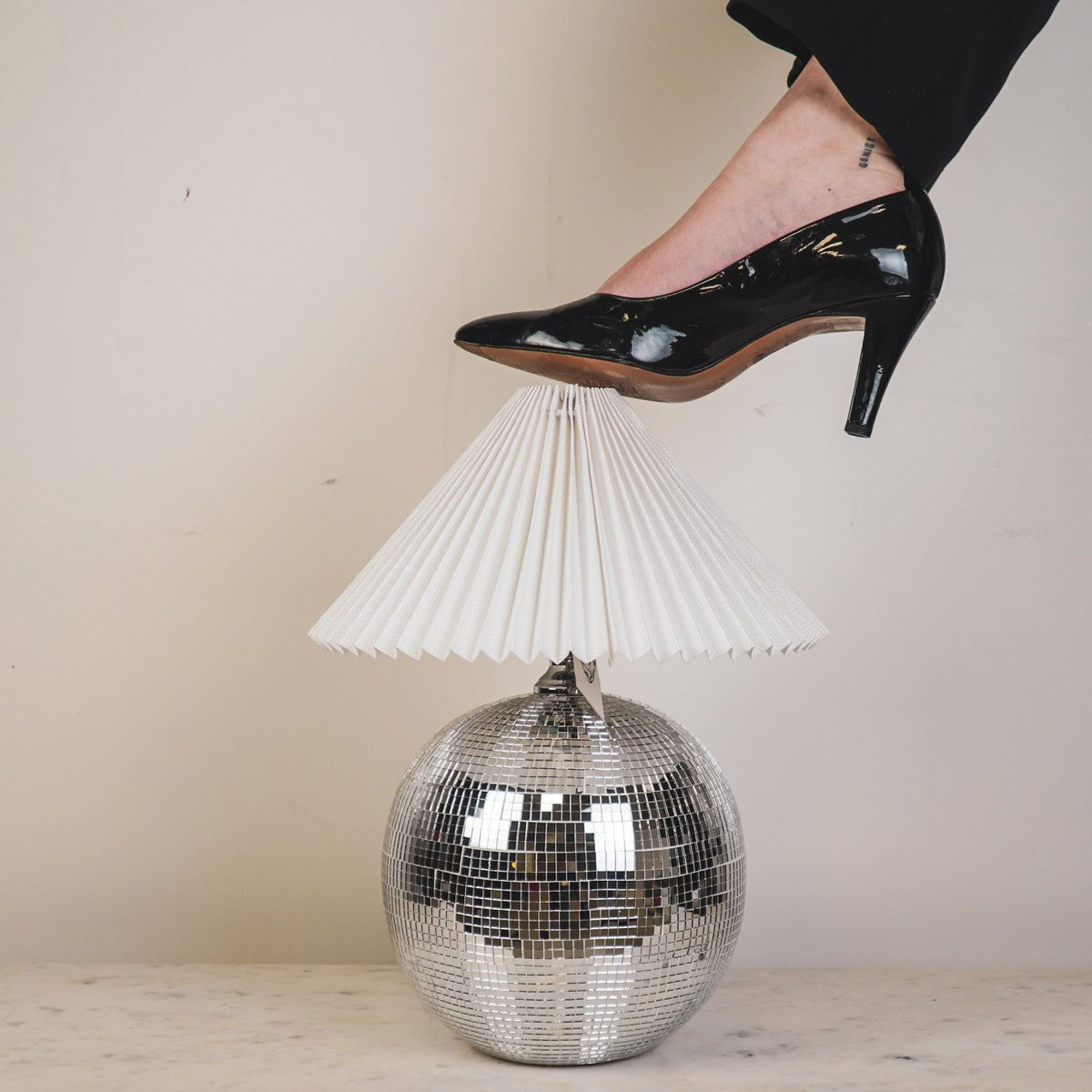 Signature Home Collection Tischleuchte Tischlampe Disco Lampenfuß aus Glas Silber 20x20x20 cm, ohne Leuchtmittel, Lampe in Diskokugel Optik