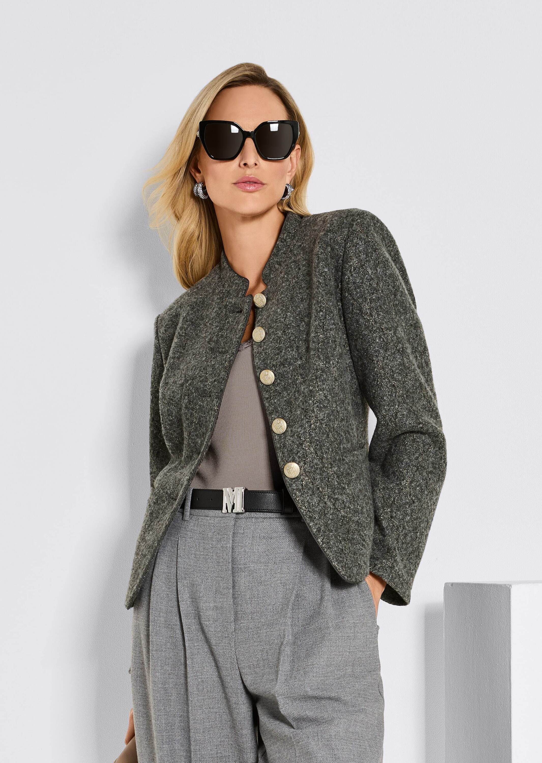 MADELEINE Kurzblazer Schicker Kurzblazer mit Stehkragen Taillierter Blazer mit Wappenknöpfen und langen Ärmeln