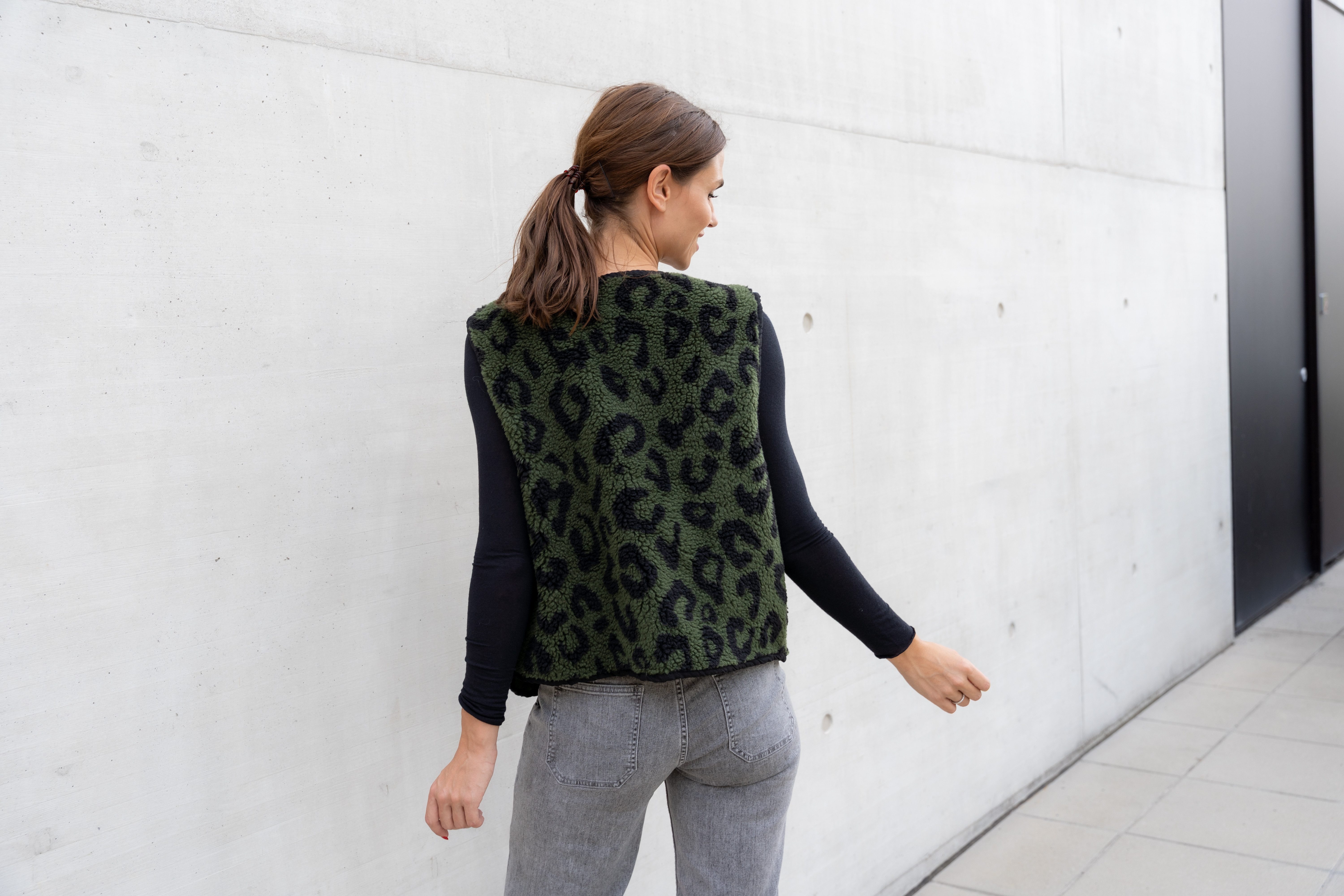 von Herzen Fellimitatweste Leo Teddyweste Khaki – ärmellos – Onesize – mit Animalprint