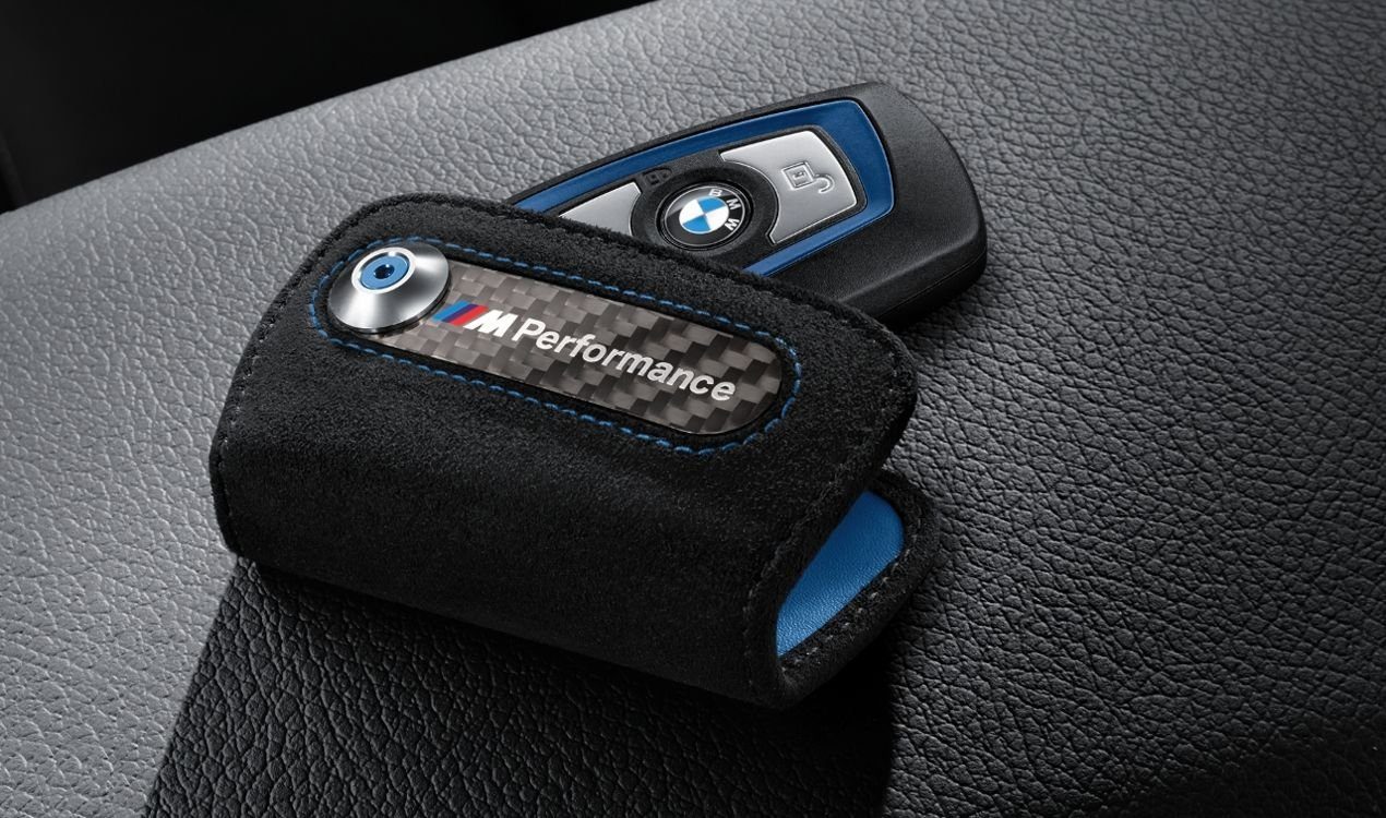 BMW Schlüsselanhänger BMW M Performance Schlüsseletui Alcantara/Carbon (1- tlg), Perfekte Verbindung aus sportlichem Design und Funktionalität