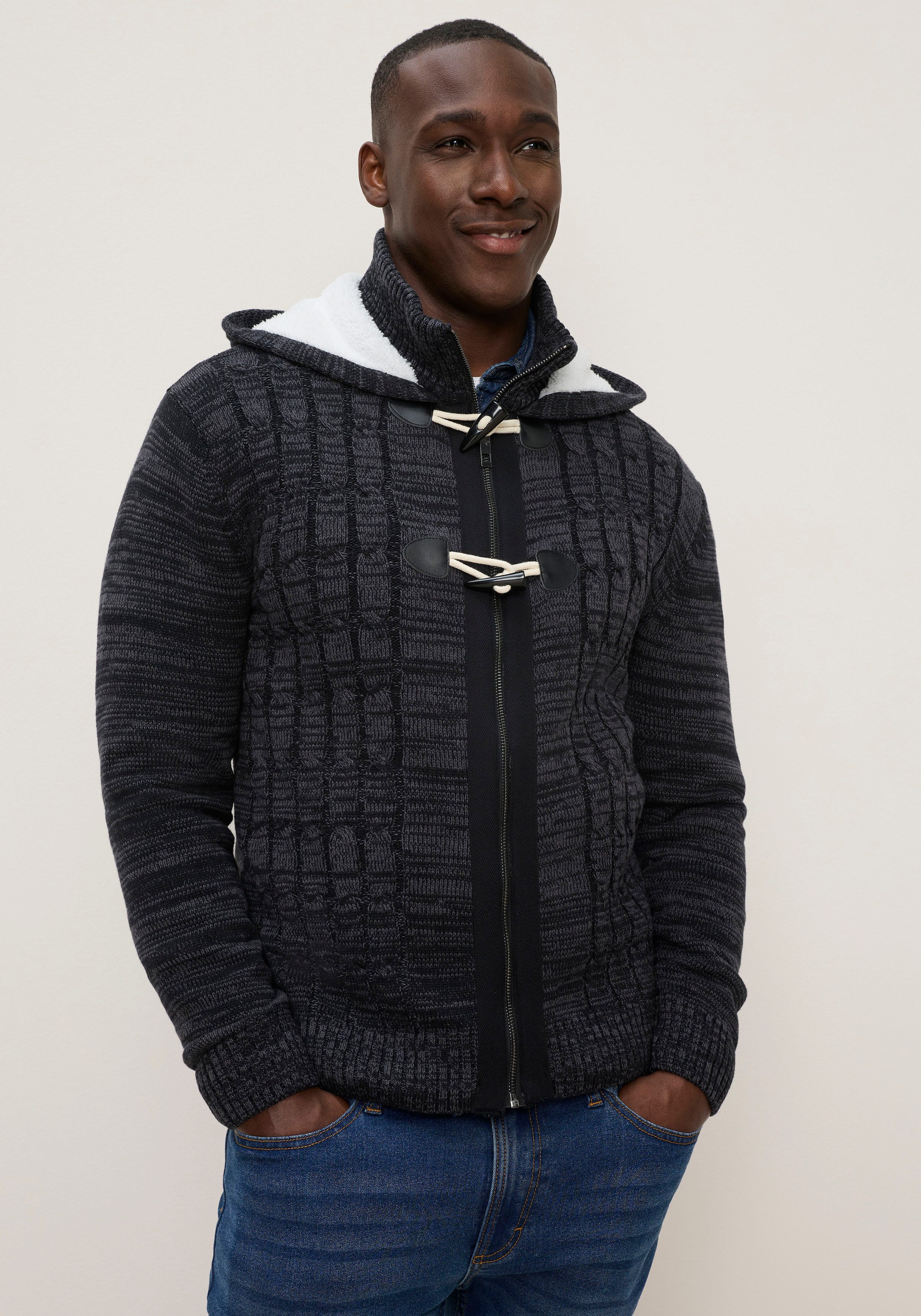 KangaROOS Kapuzenstrickjacke mit Reißverschluss und Knebelknopfverschluss, Regular Fit, Langarm. € 69,99, (€ 69,99 pro 1 Stk).