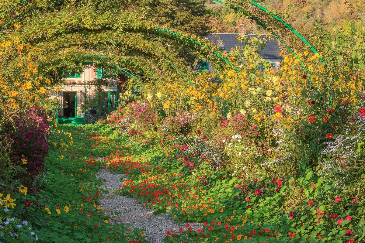 Papermoon Fototapete MONETS GARTEN-GIVERNY BLUMEN ALLEE PERGOLA KÜNSTLER WEG