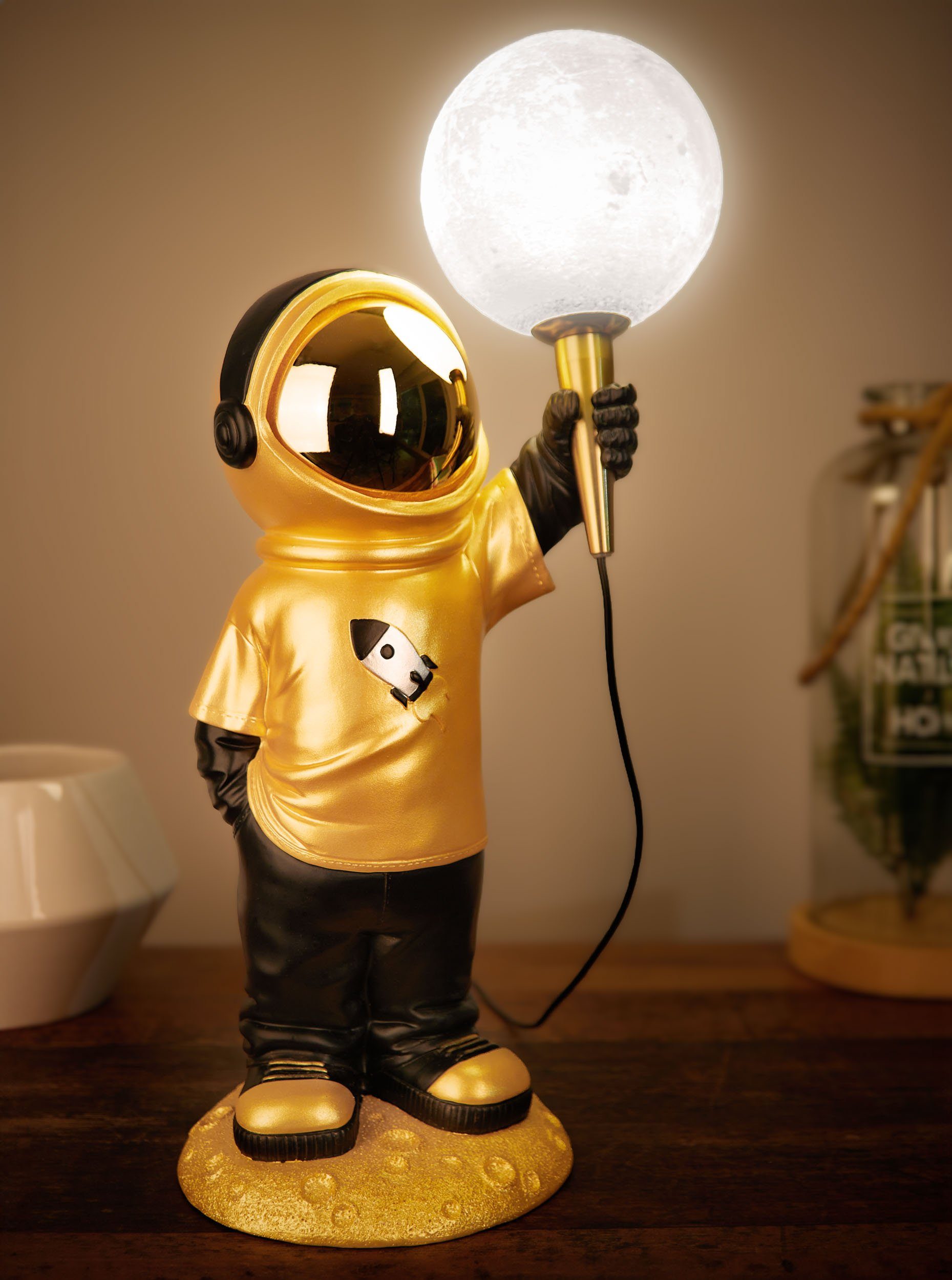 BRUBAKER LED Nachttischlampe Astronauten Tischlampe - 46 cm Weltraum Tischleuchte, mit USB-C Stecker, LED fest integriert, Handbemalte Dekofigur Statue mit Mond Lampe - Gold und Schwarz