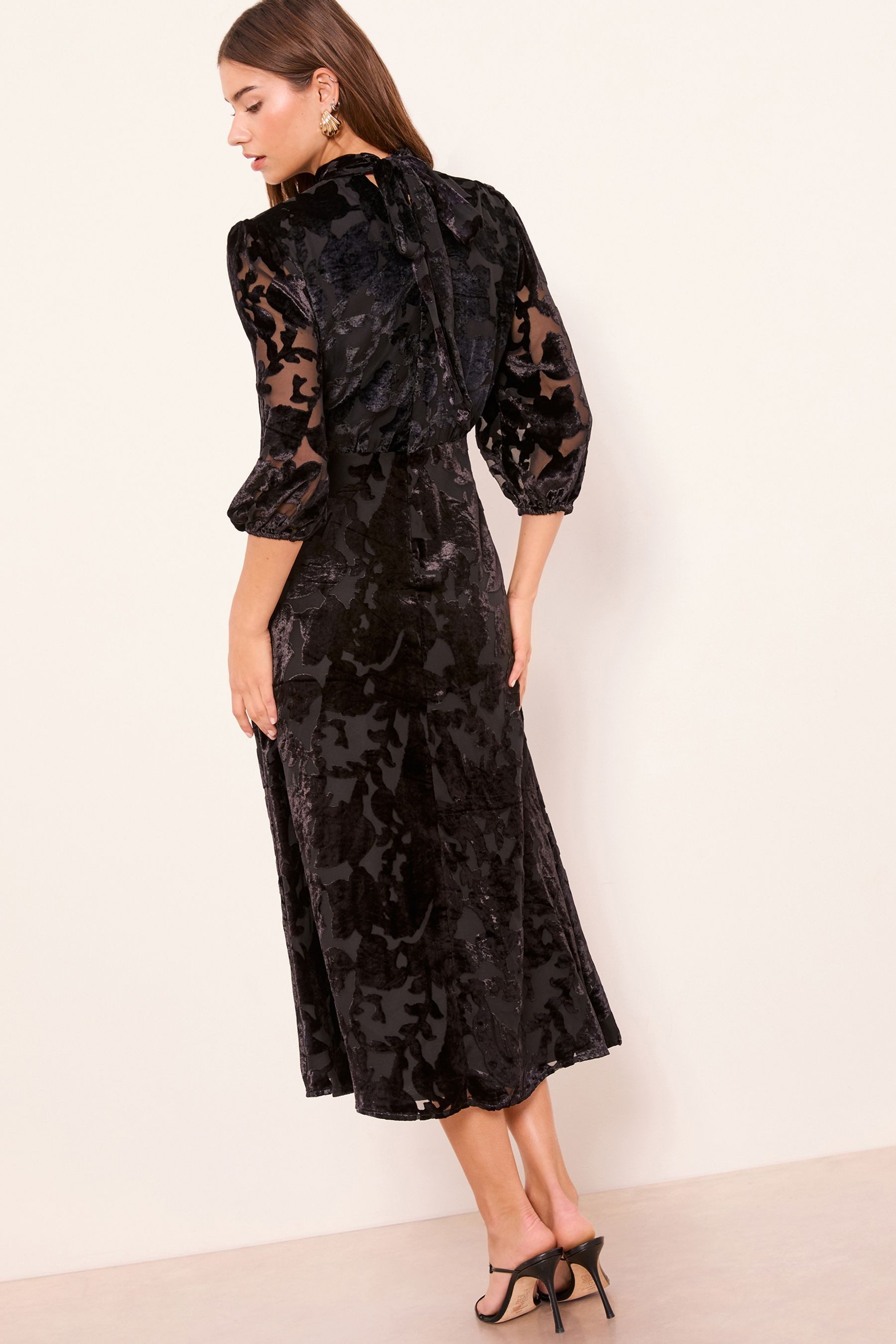 LIPSY Midikleid Lipsy Midikleid aus Samt mit Puffärmeln, Regular (1-tlg) günstig online kaufen