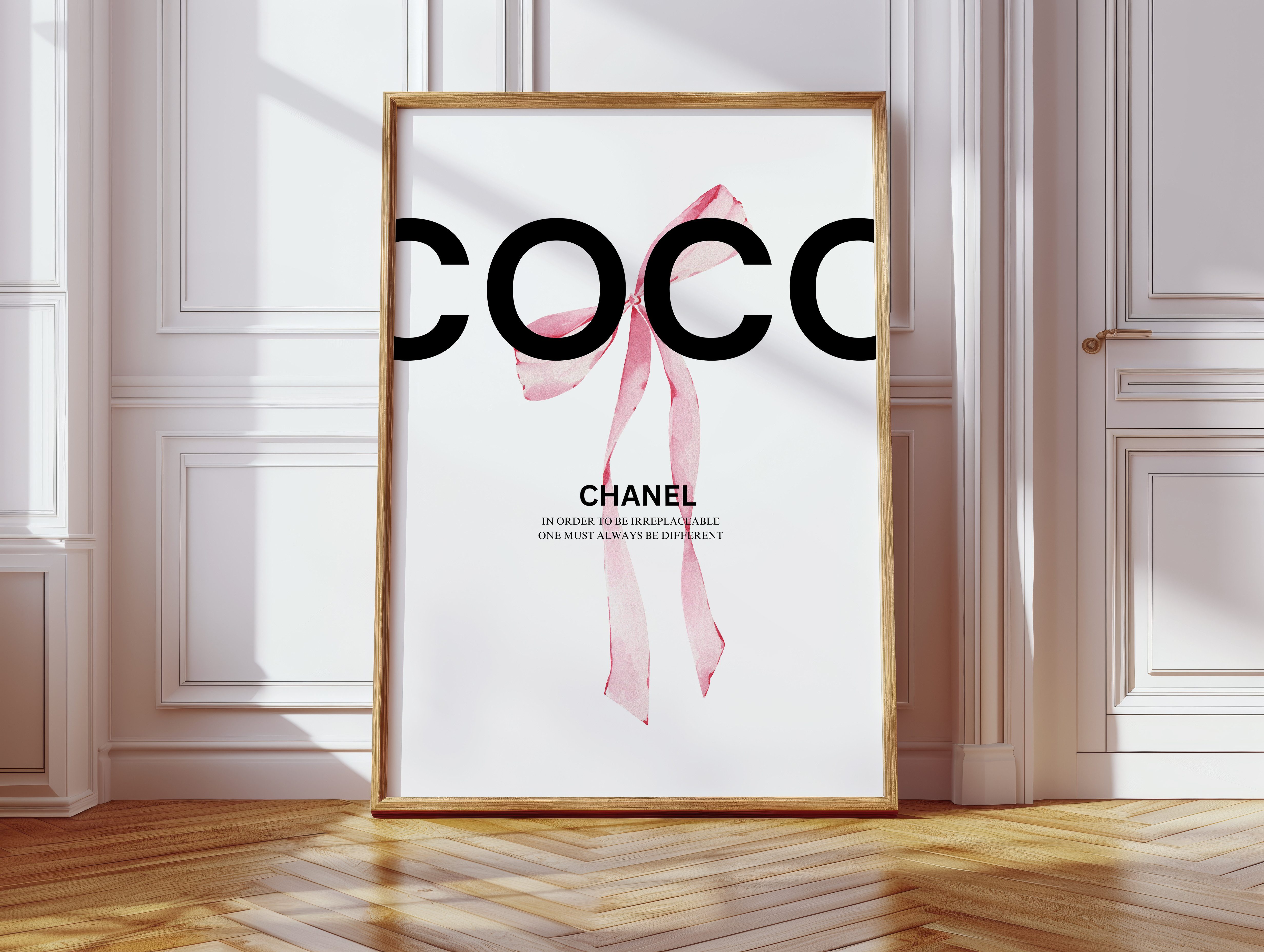 JUSTGOODMOOD Poster Premium ® Coco Chanel Zitat Poster · Rosa Schleife · ohne Rahmen, verschiedene Größen wählbar