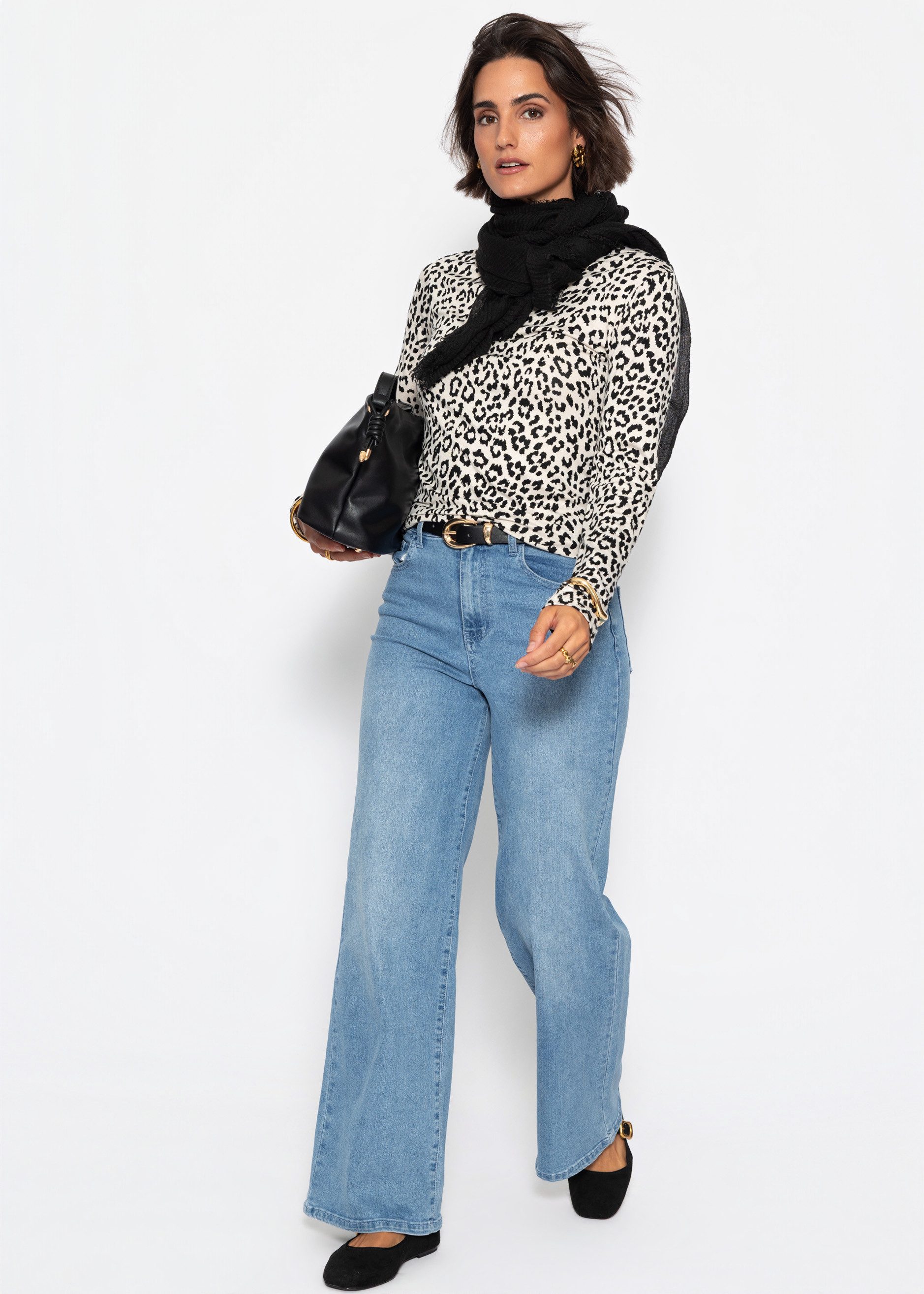 SASSYCLASSY Langarmshirt Rundhalsshirt mit Leo-Print für Damen Körpernah geschnittenes Shirt mit Rundhals und Animalprint in Beige – Bild 5 von 5