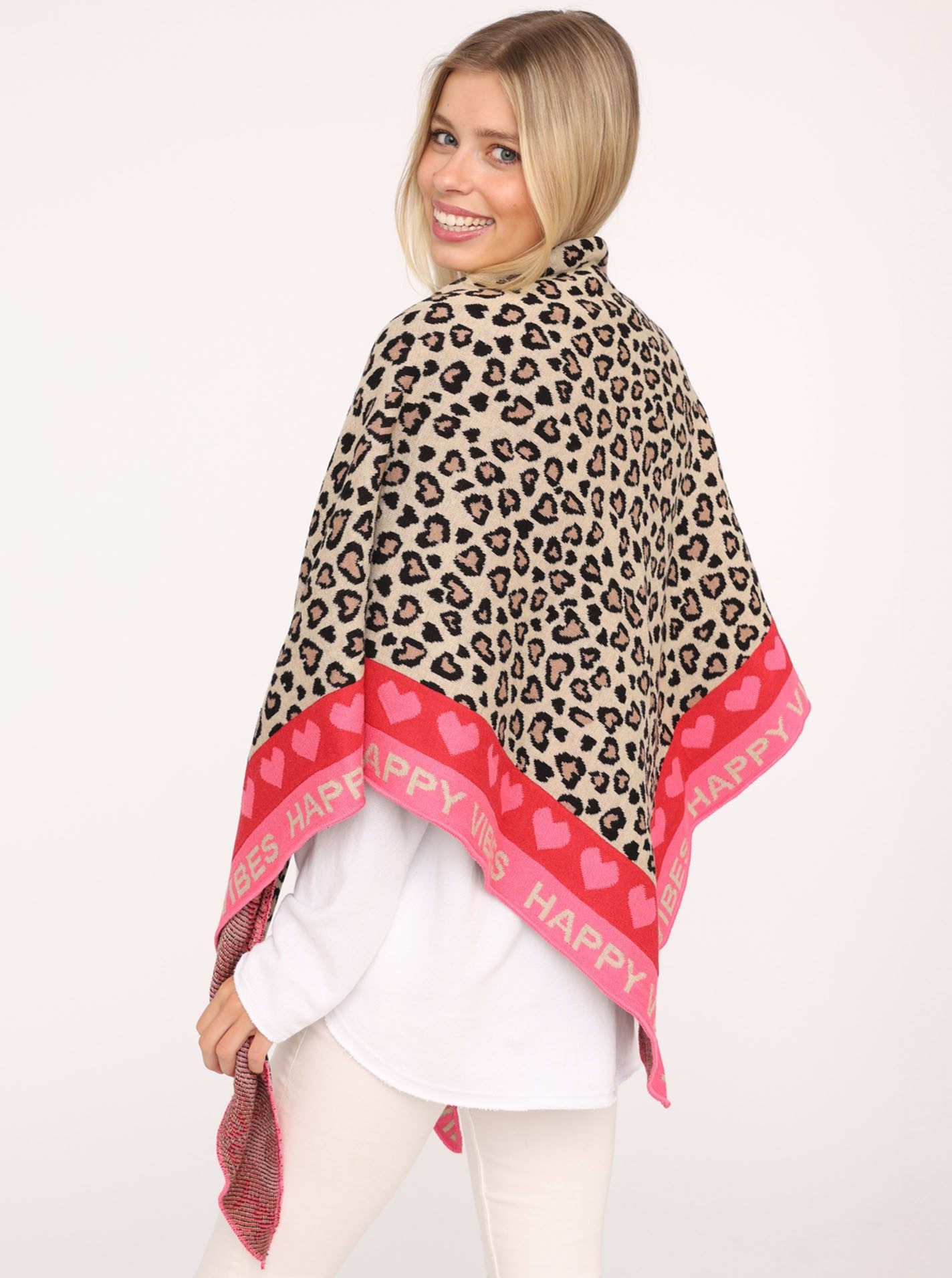 Zwillingsherz Modetuch verbindet Leomuster mit Herzen und Schrift