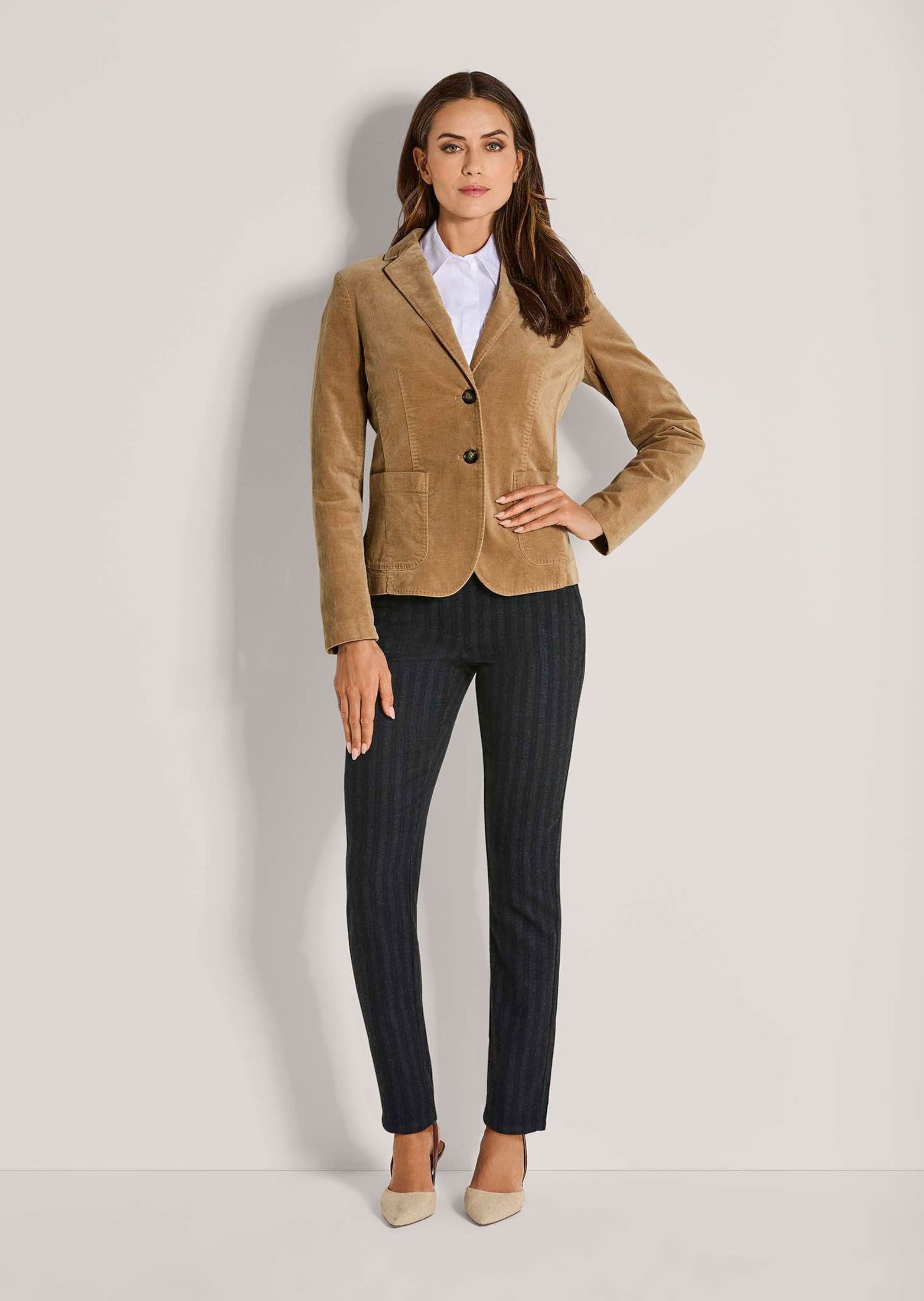MADELEINE Kurzblazer Samtblazer mit Stretch-Komfort Kurzblazer mit Reverskragen, langen Ärmeln, aufgesetzten Taschen
