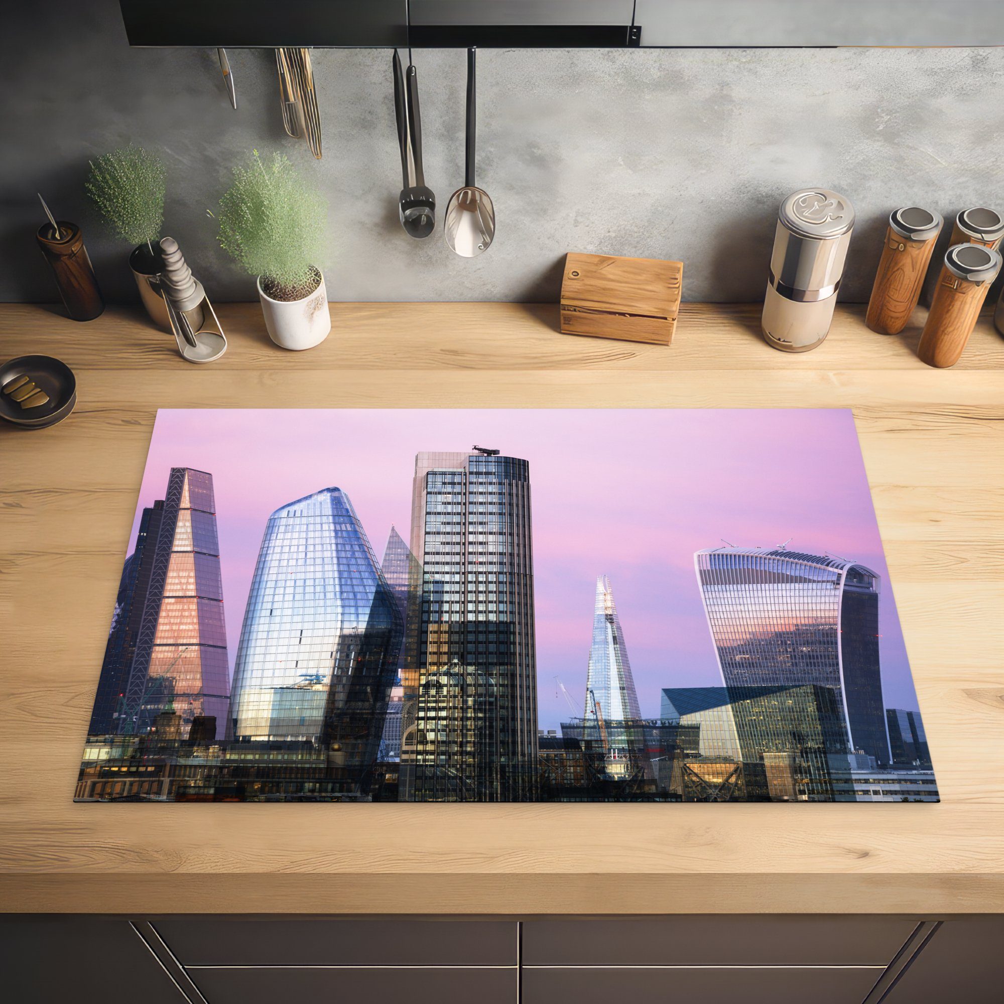 MuchoWow Herdblende-/Abdeckplatte Ceranfeldabdeckung Königreich von küche, für tlg), Vereinigtes Induktionskochfeld 81x52 Vinyl, Himmel, (1 Schutz cm, lila Skyline mit London, die