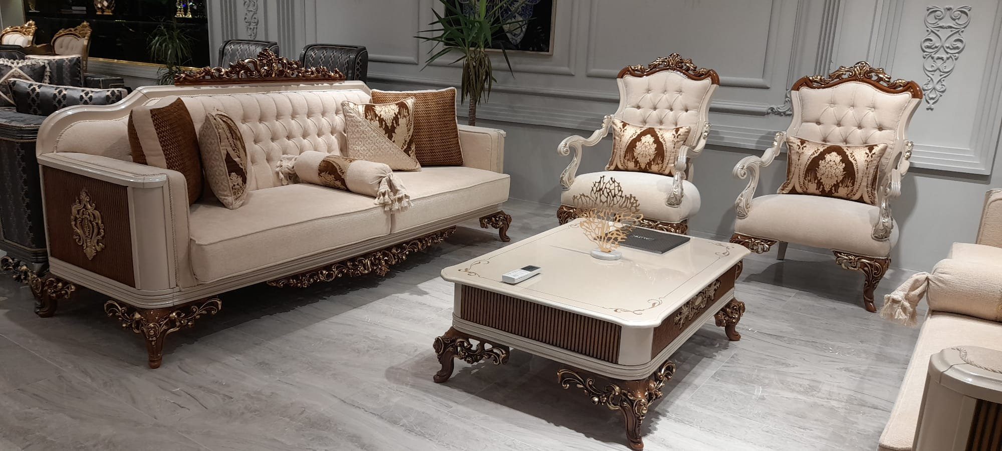 JVmoebel Sofa Elegantes Sofa-Set im Barock-Stil in warmem Beigeton, Set 4 Teile, Made in Europa